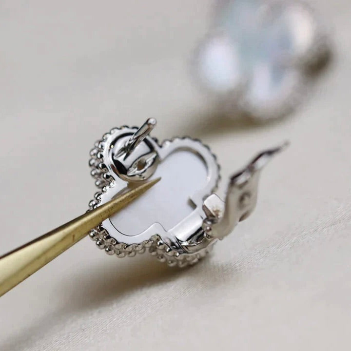 ¡®Glow Jewelry¡¯CLOVER MEDIUM 1 MOTIFS WHITE MOP EARRINGS SILVER