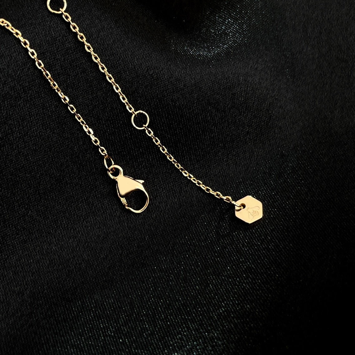 ¡®Glow Jewelry¡¯BEE MINI NECKLACE