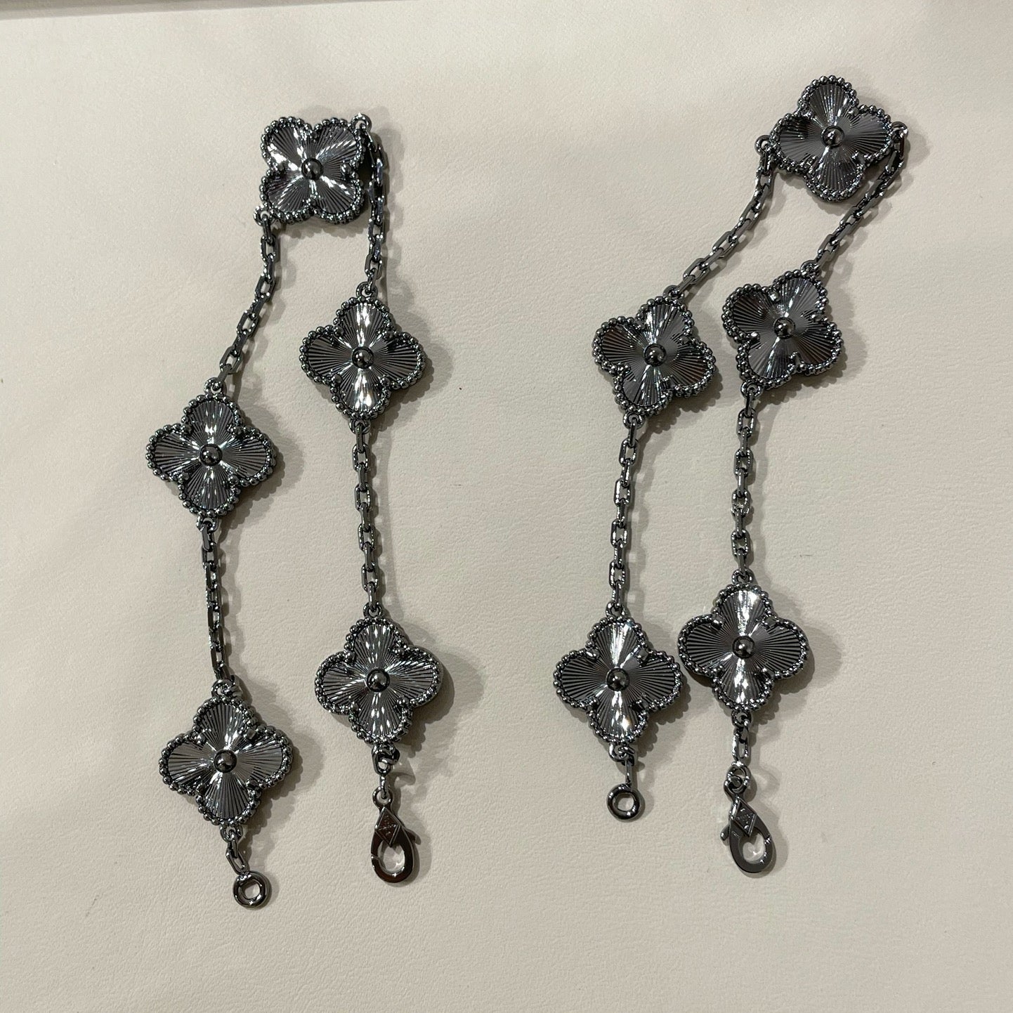 [Glow Jewelry]New CLOVER 5 MOTIF BLACK BRACELET
