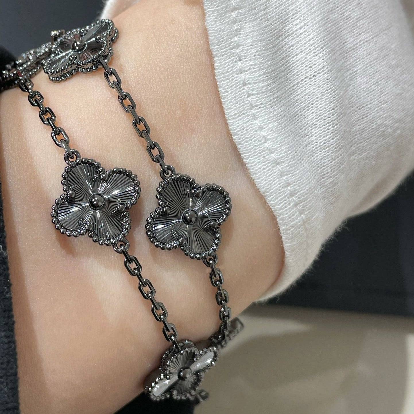 [Glow Jewelry]New CLOVER 5 MOTIF BLACK BRACELET
