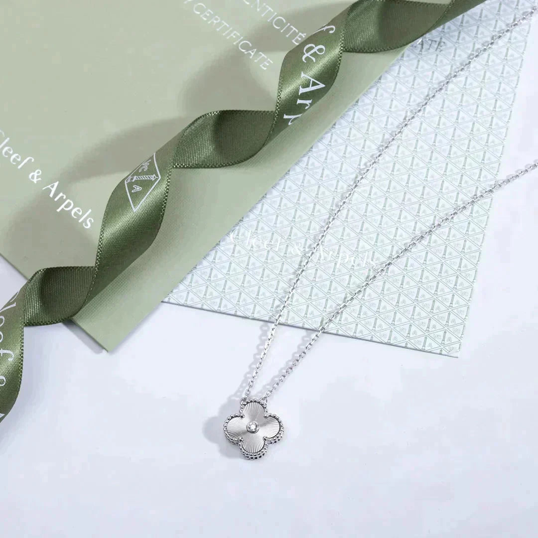 ¡®Glow Jewelry¡¯CLOVER  15MM DIAMOND LASER NECKLACE SILVER
