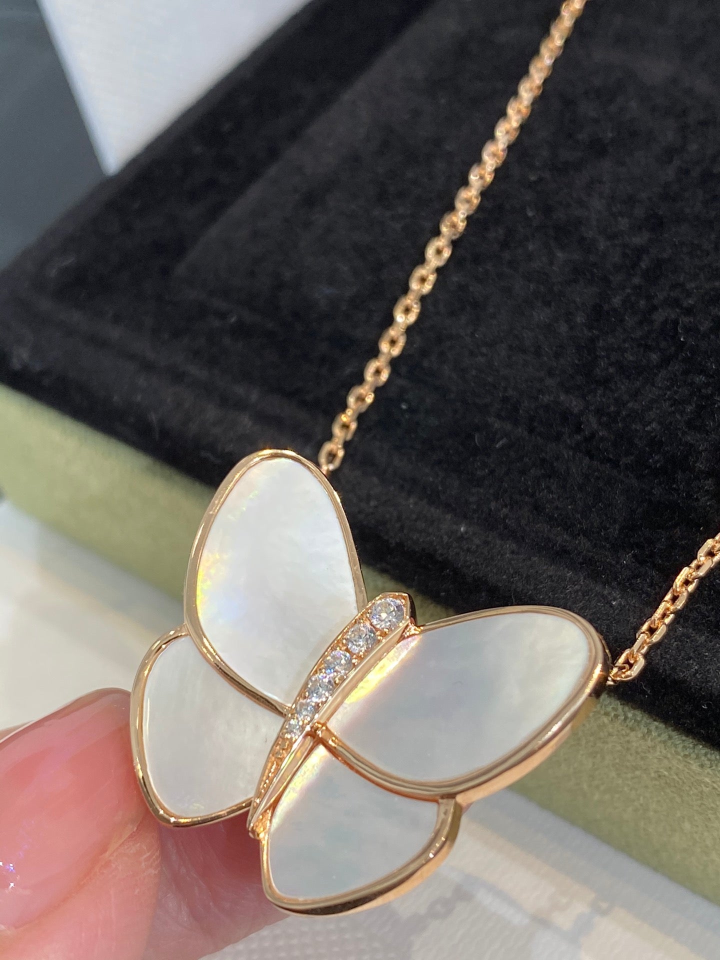 ¡®Glow Jewelry¡¯BUTTERFLY GOLD MOP DIAMOND NECKLACE