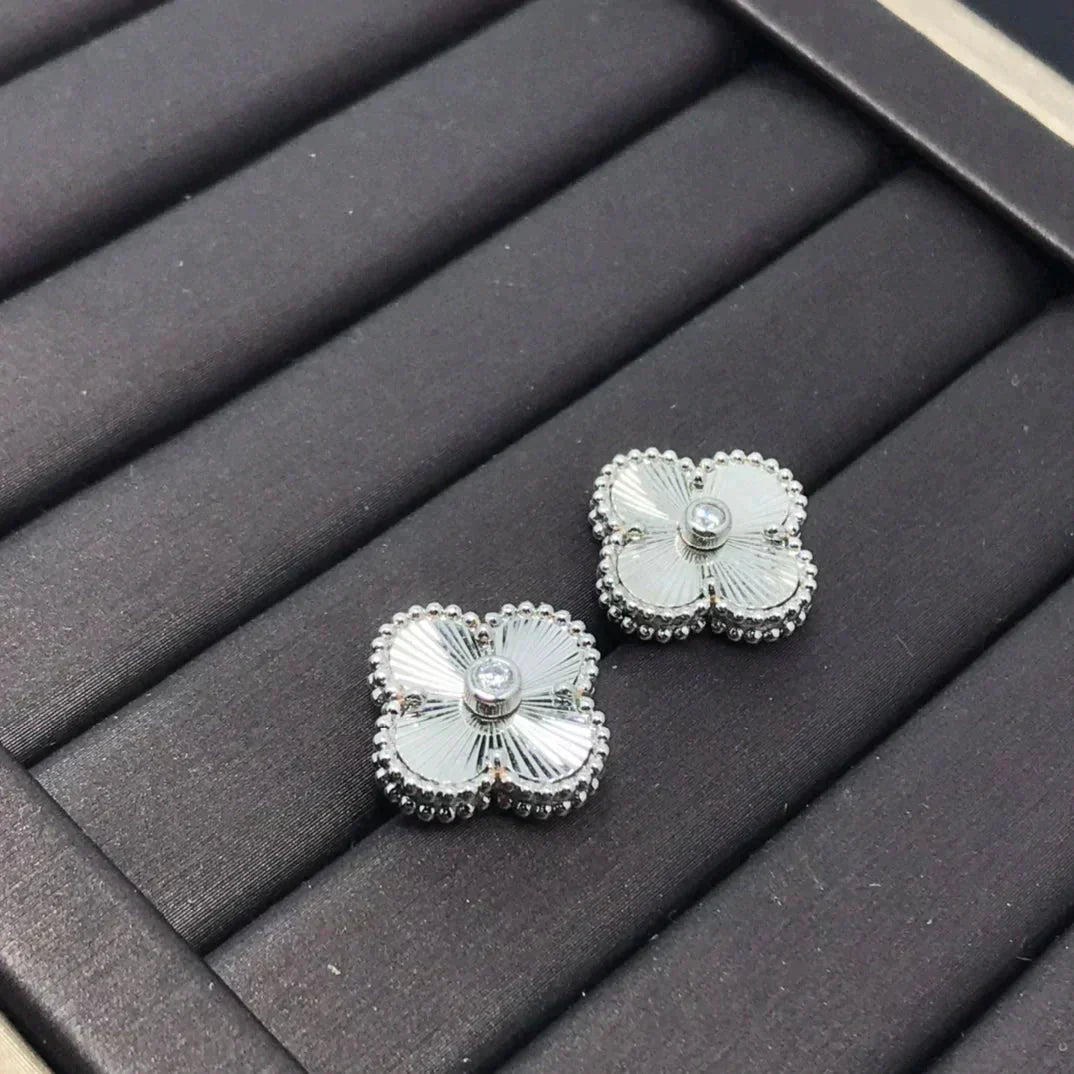[Glow Jewelry]CLOVER MINI 9.5MM LASER EARRINGS