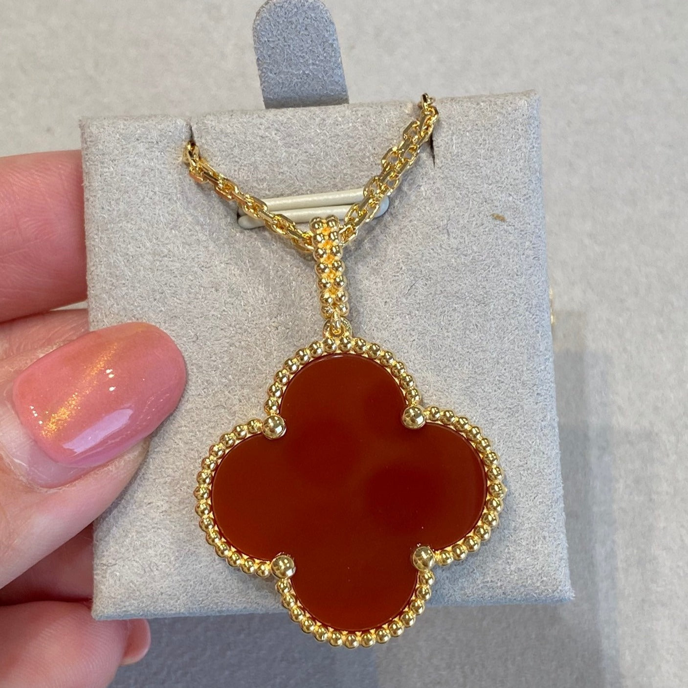¡®Glow Jewelry¡¯CLOVER 25MM NECKLACE GOLD CARNELIAN