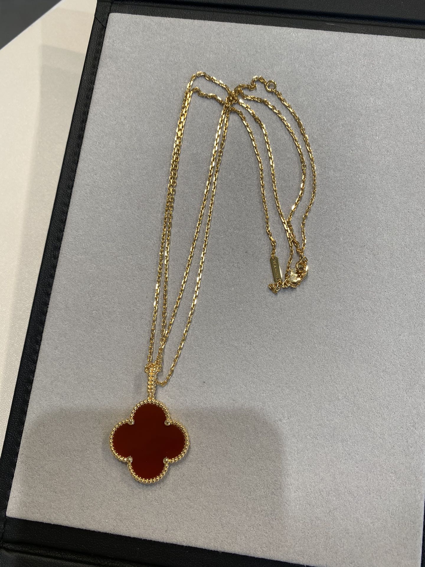 ¡®Glow Jewelry¡¯CLOVER 25MM NECKLACE GOLD CARNELIAN