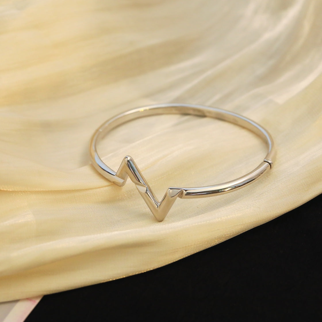 ¡®Glow Jewelry¡¯VOLTE UPSITE DOWN BRACELET