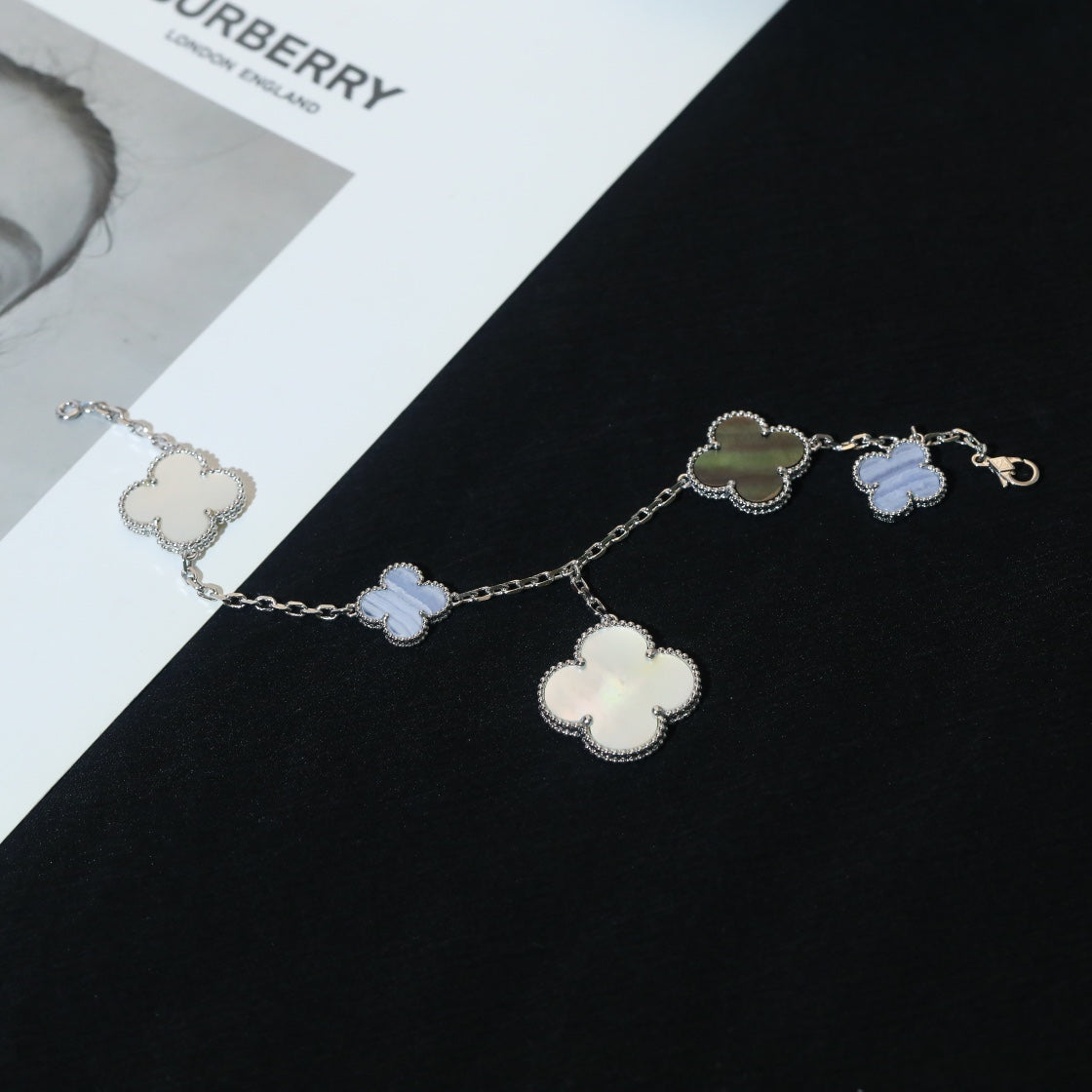 ¡®Glow Jewelry¡¯CLOVER BRACELET 5 MOTIFS MOP CHALCEDONY SILVER