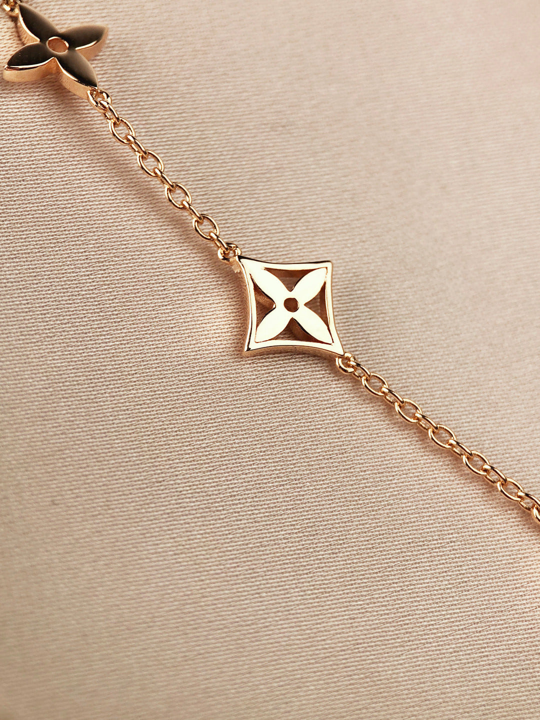 ¡®Glow Jewelry¡¯STAR AND SUN 7 MOTIFS GOLD BRACELET