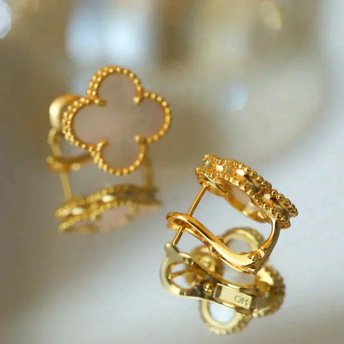 ¡®Glow Jewelry¡¯CLOVER MEDIUM 1 MOTIFS  WHITE MOP STUD EARRINGS