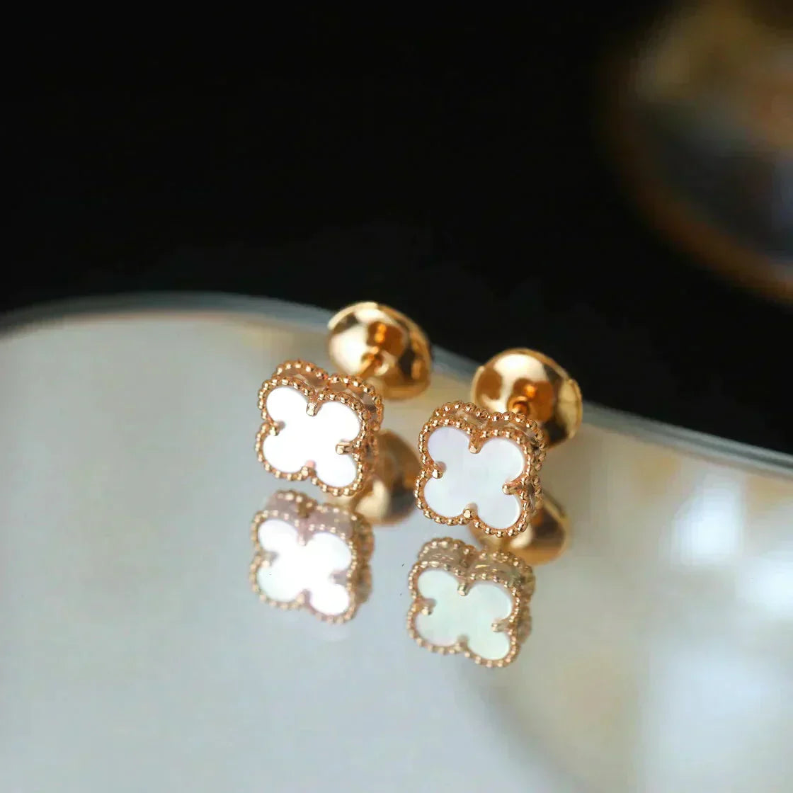 ¡®Glow Jewelry¡¯CLOVER MINI 9.5MM WHITE MOP EARRINGS