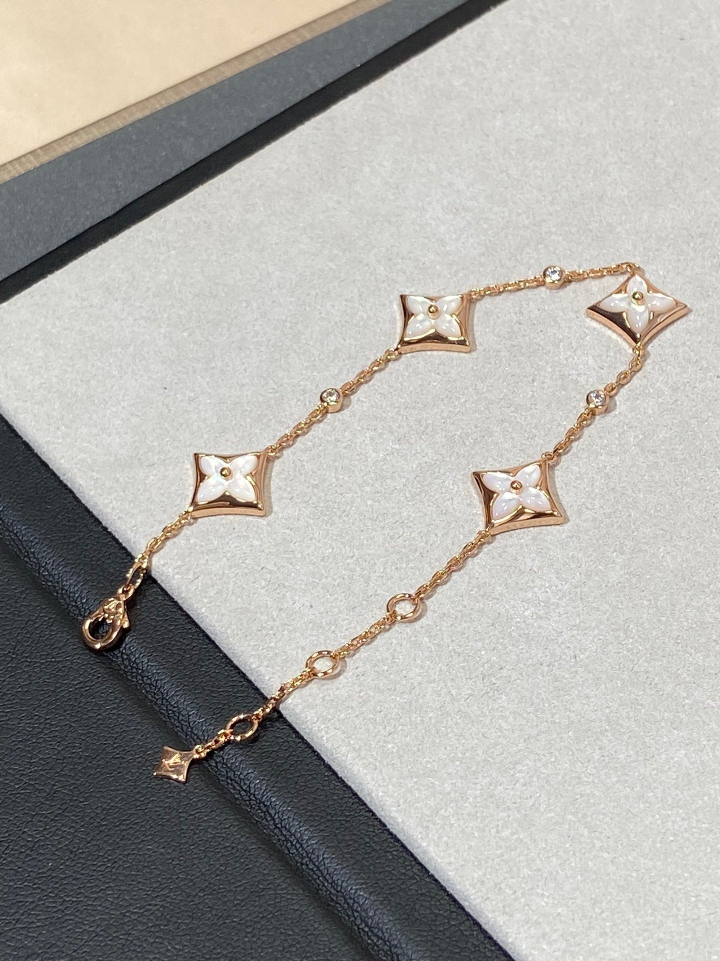 [Glow Jewelry]STAR 4 MOTIF MOP DIAMOND PINK GOLD BRACELET