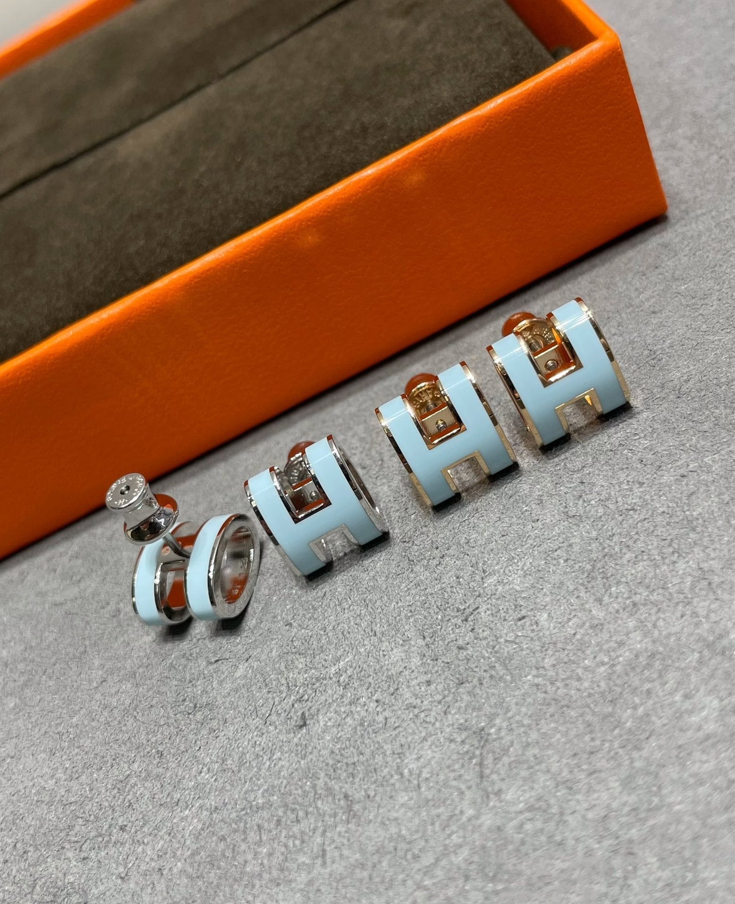 ¡®Glow Jewelry¡¯POP H SKY BLUE STUD EARRINGS