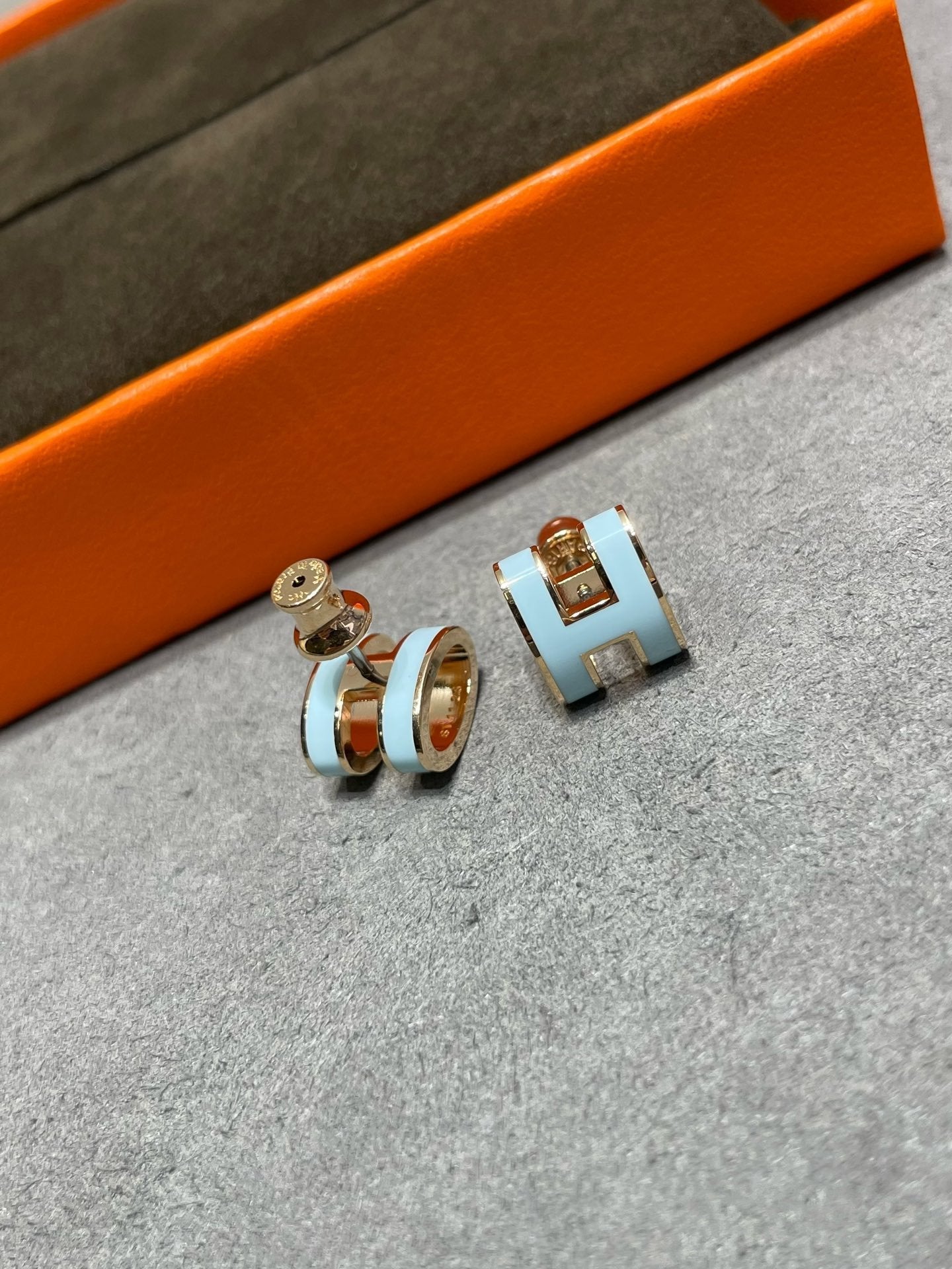 ¡®Glow Jewelry¡¯POP H SKY BLUE STUD EARRINGS