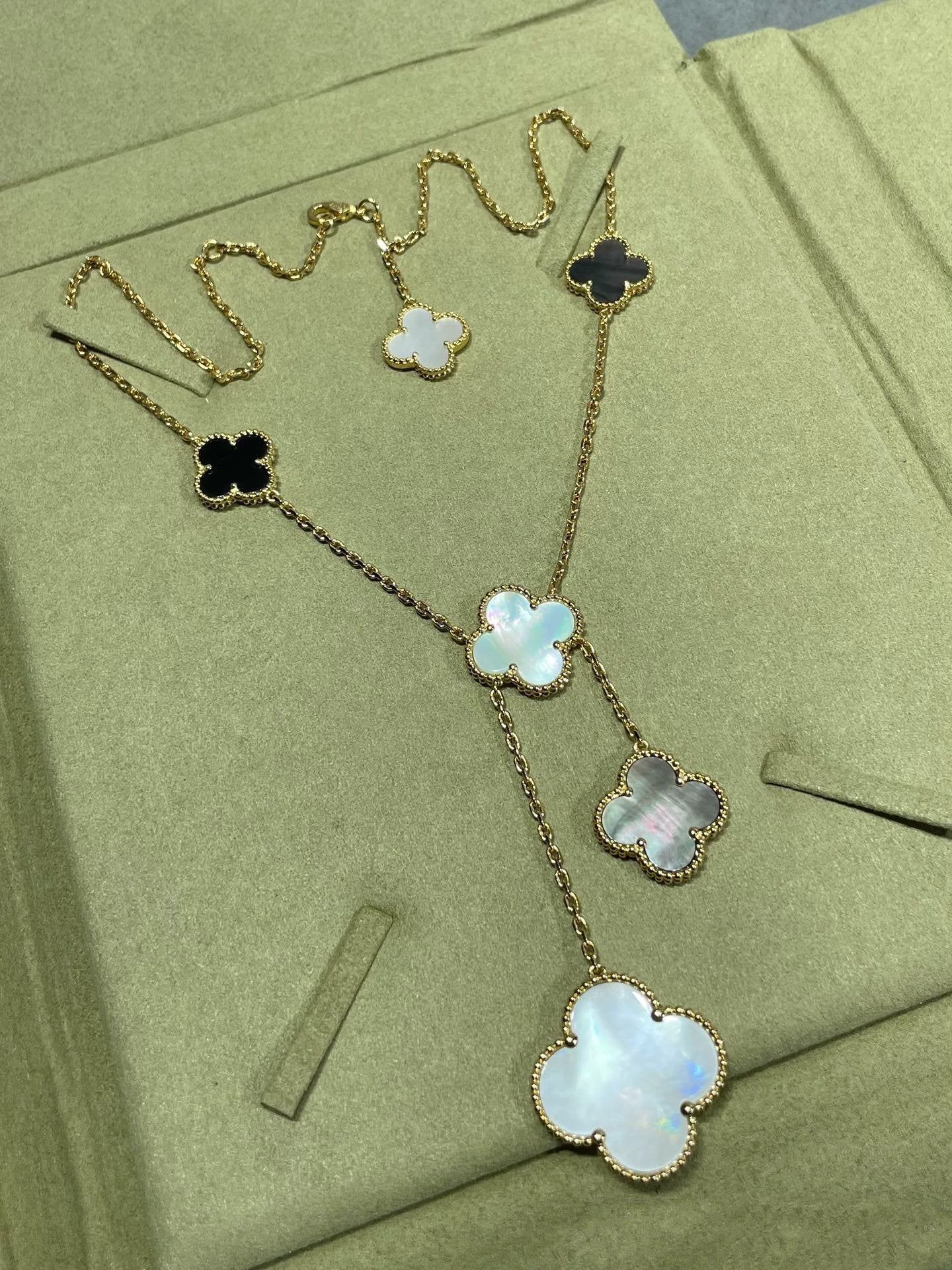¡®Glow Jewelry¡¯CLOVER 6 MOTIF MOP ONYX GOLD NECKLACE