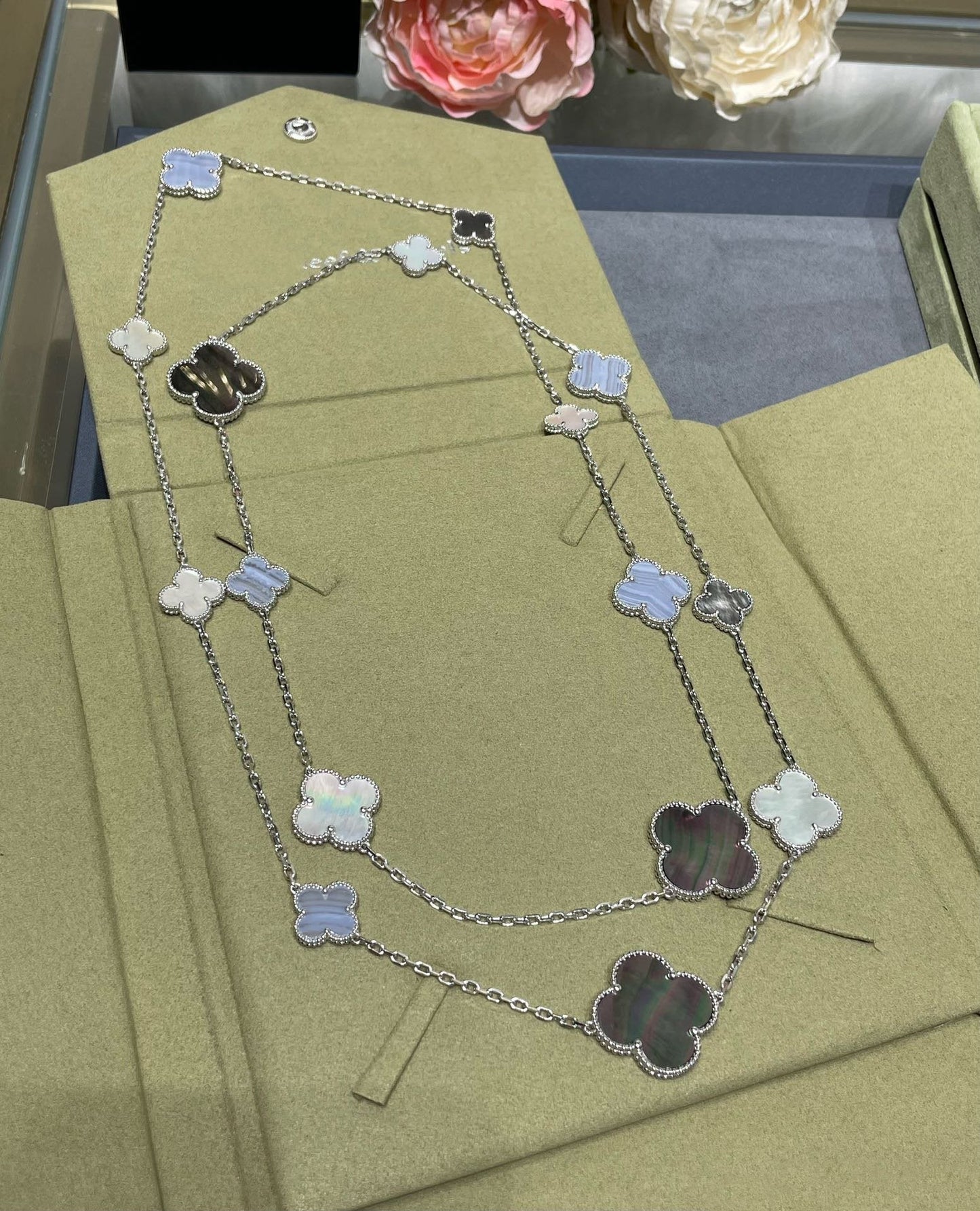 ¡®Glow Jewelry¡¯CLOVER 16 MOTIF CHALCEDONY MOP SILVER NECKLACE