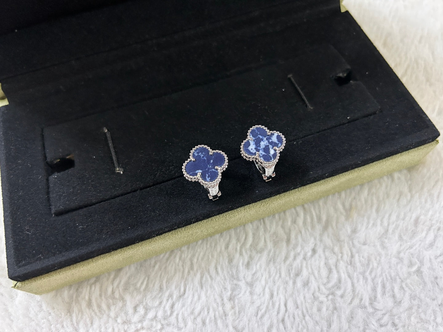¡®Glow Jewelry¡¯CLOVER PIETERSITE MEDIUM STUD EARRINGS