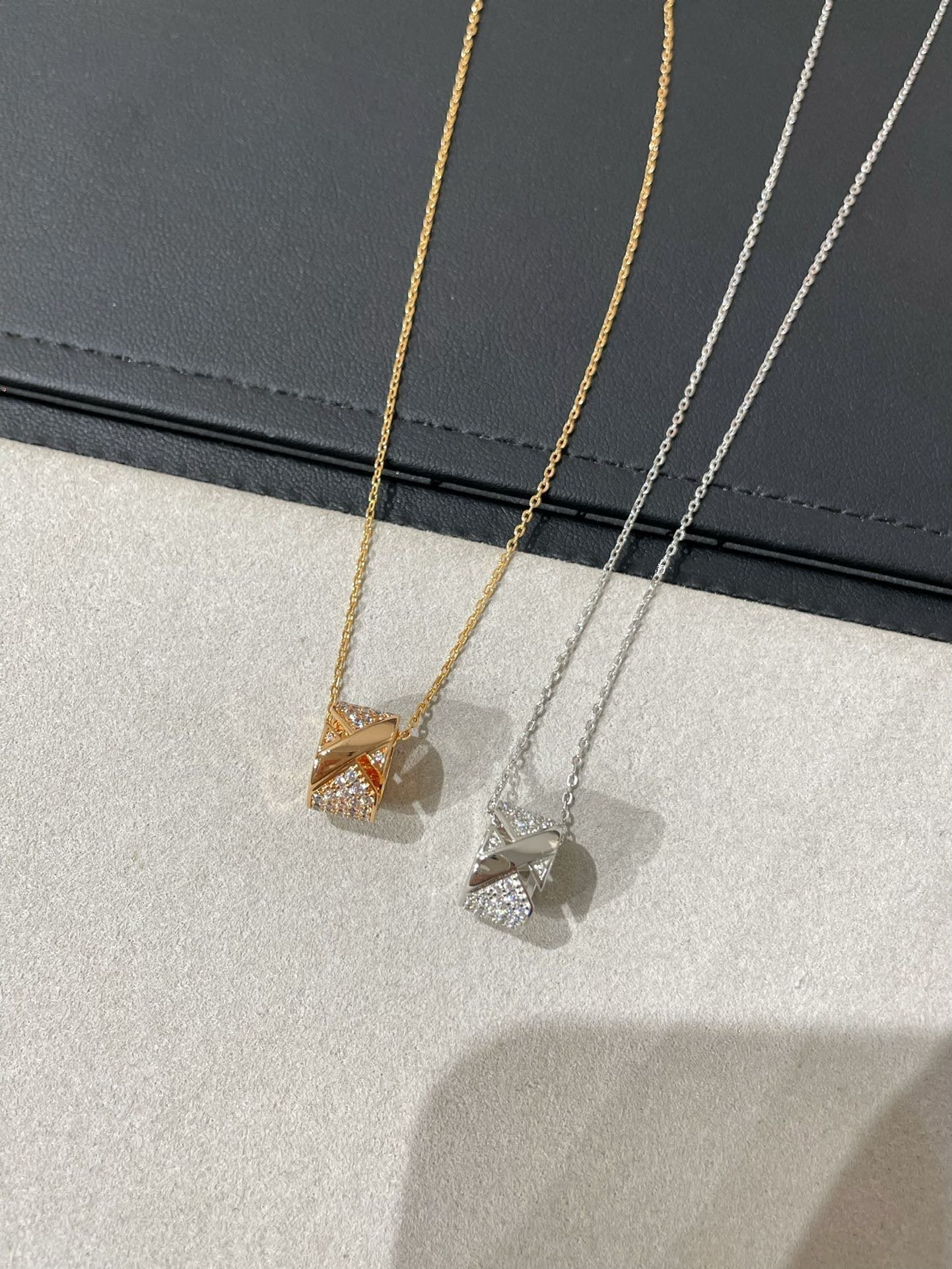 ¡®Glow Jewelry¡¯LIENS EVIDENCE DIAMOND PAVED NECKLACE