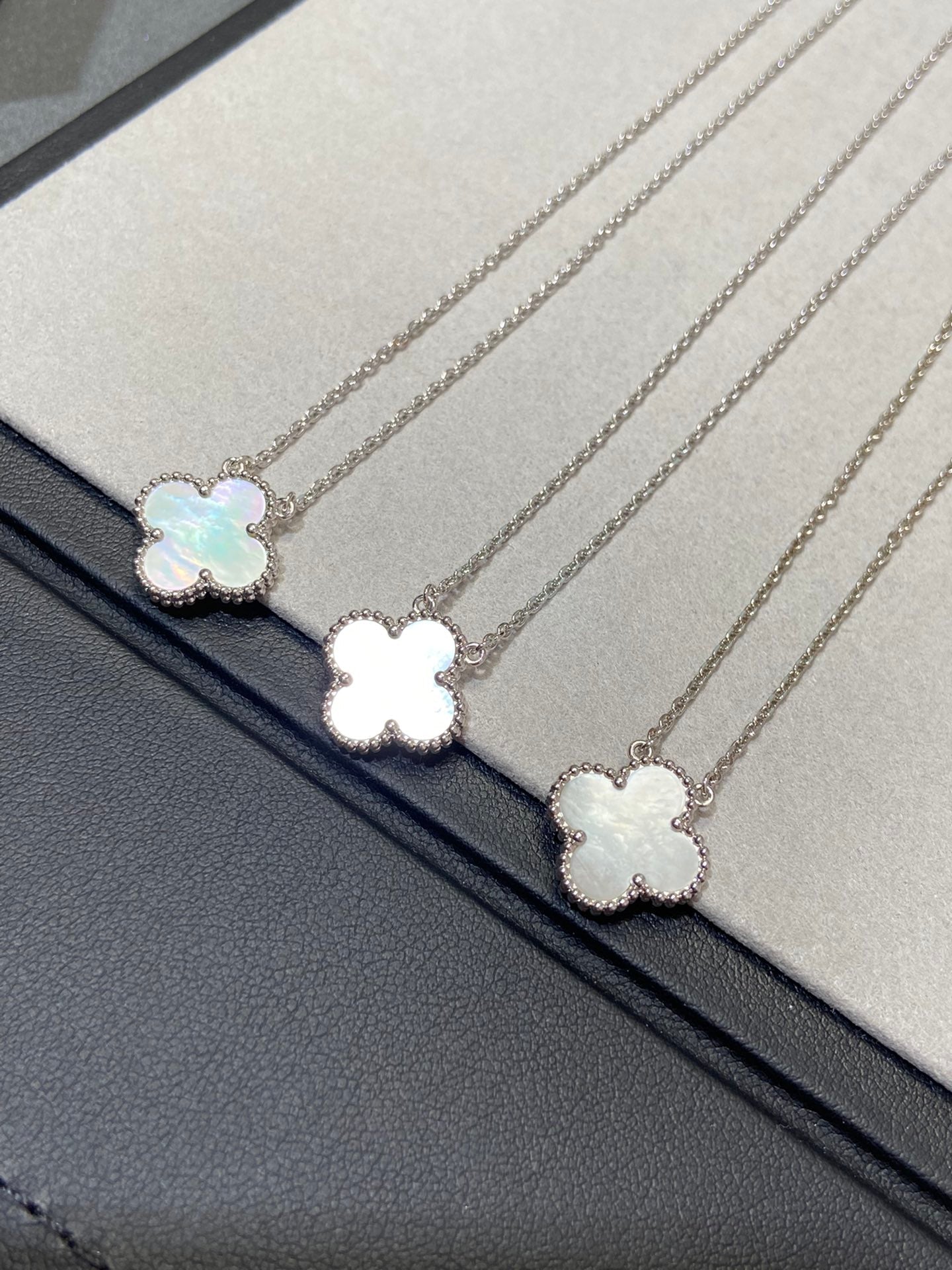 [Glow Jewelry]CLOVER MEDIUM SILVER WHITE MOP NECKLACE