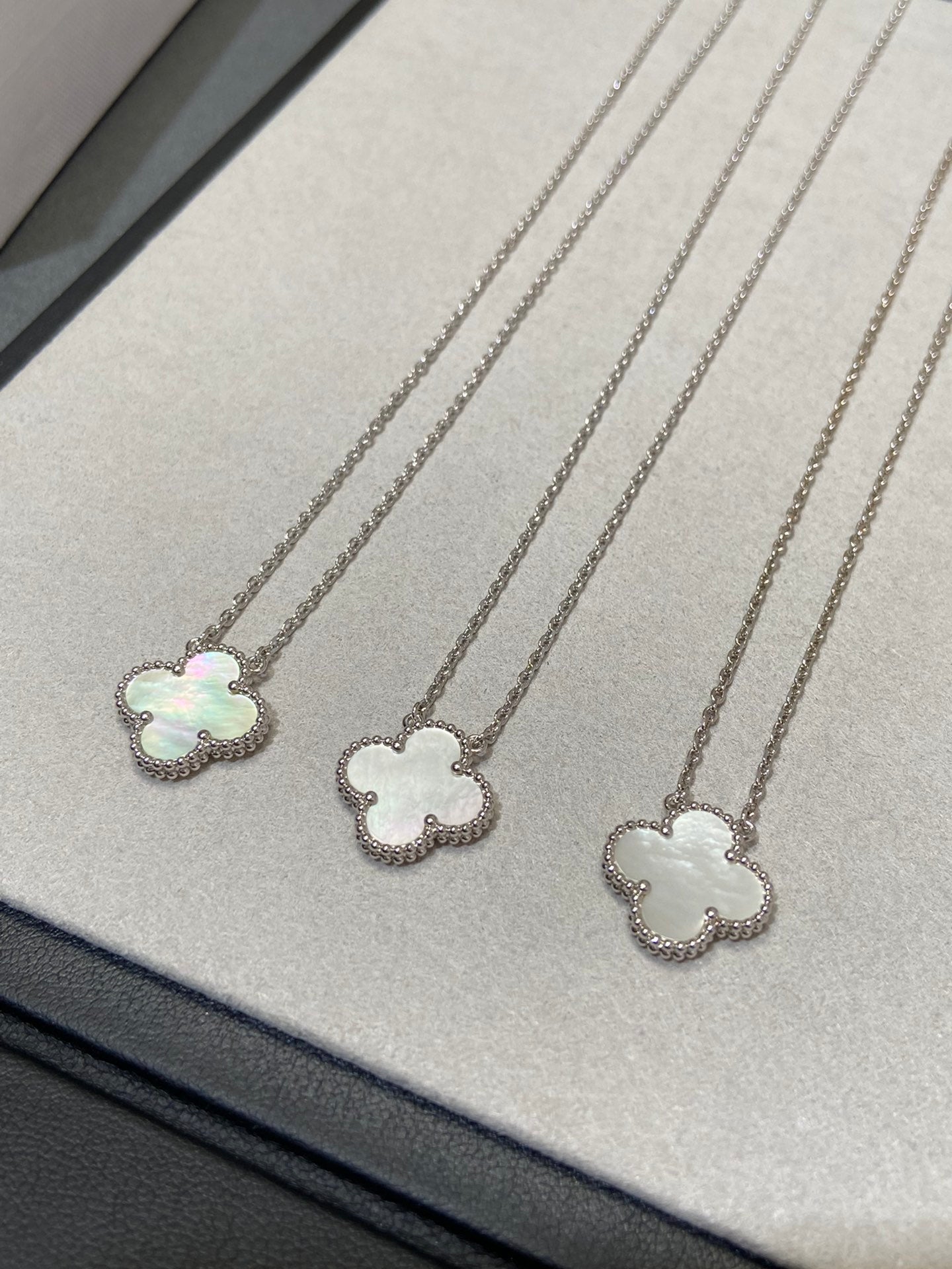 [Glow Jewelry]CLOVER MEDIUM SILVER WHITE MOP NECKLACE