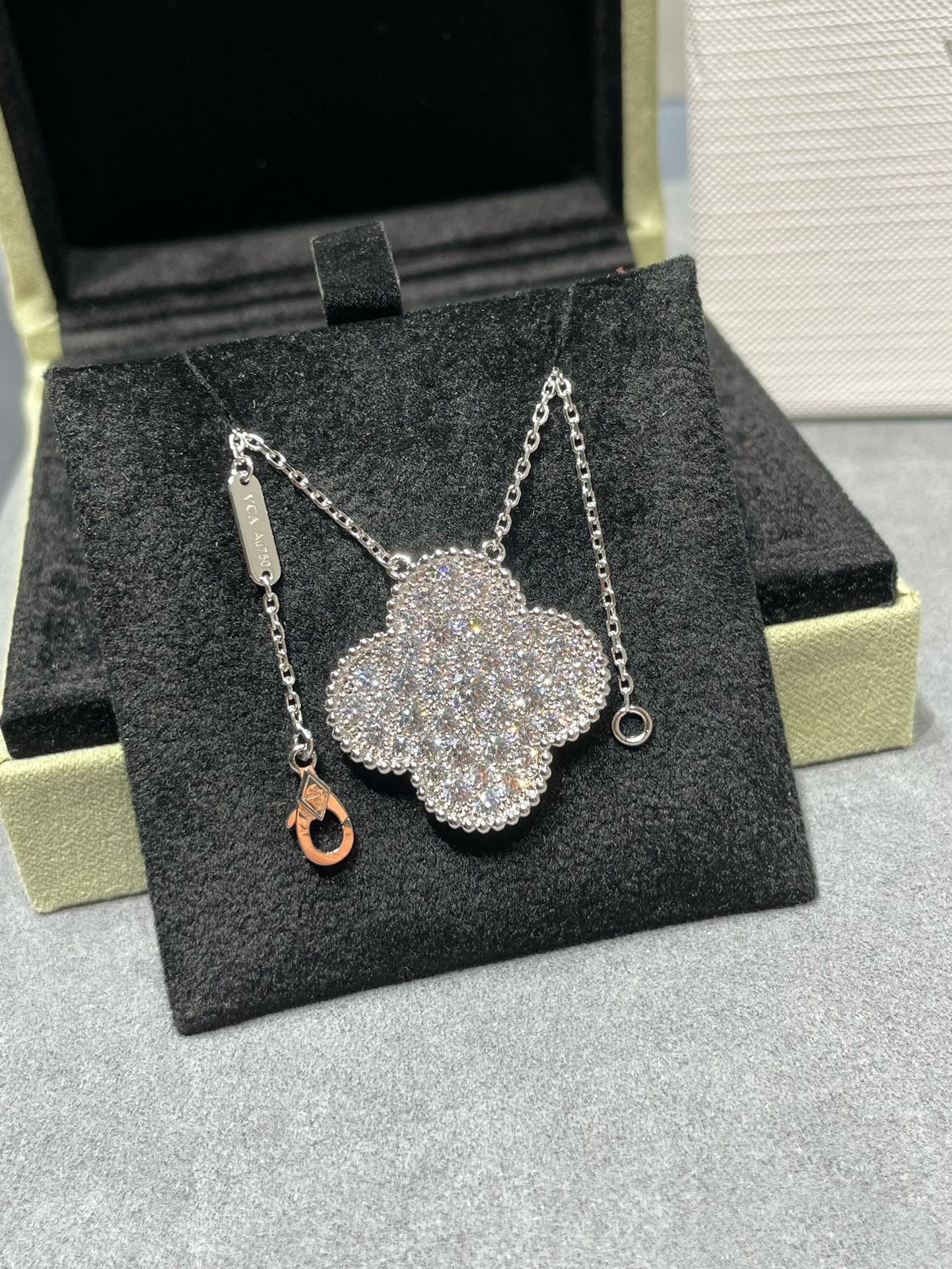 [Glow Jewelry]CLOVER 25MM LARGE PENDANT DIAMOND PAVED SILVER NECKLACE