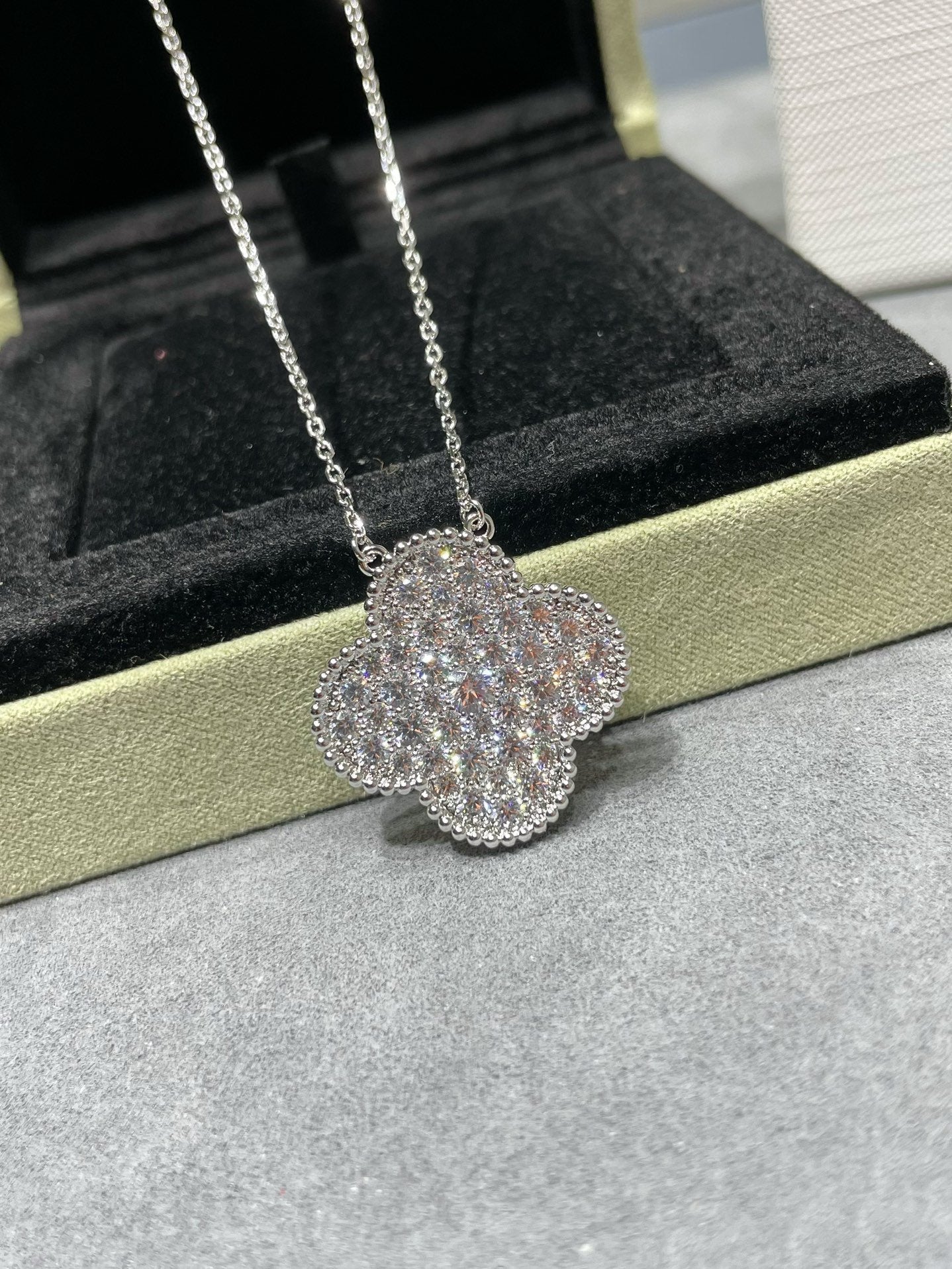¡®Glow Jewelry¡¯CLOVER 25MM LARGE PENDANT DIAMOND PAVED SILVER NECKLACE