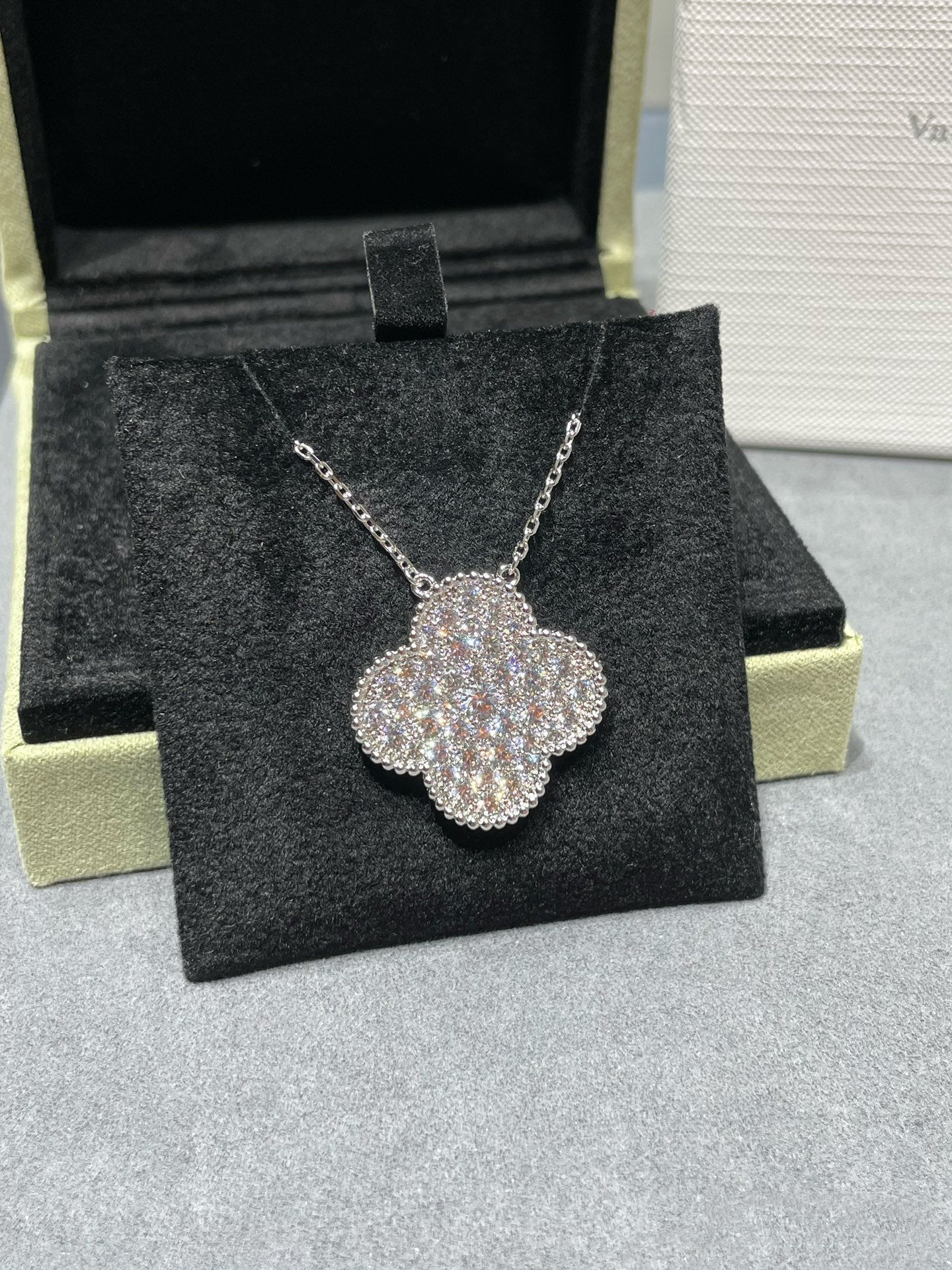 ¡®Glow Jewelry¡¯CLOVER 25MM LARGE PENDANT DIAMOND PAVED SILVER NECKLACE