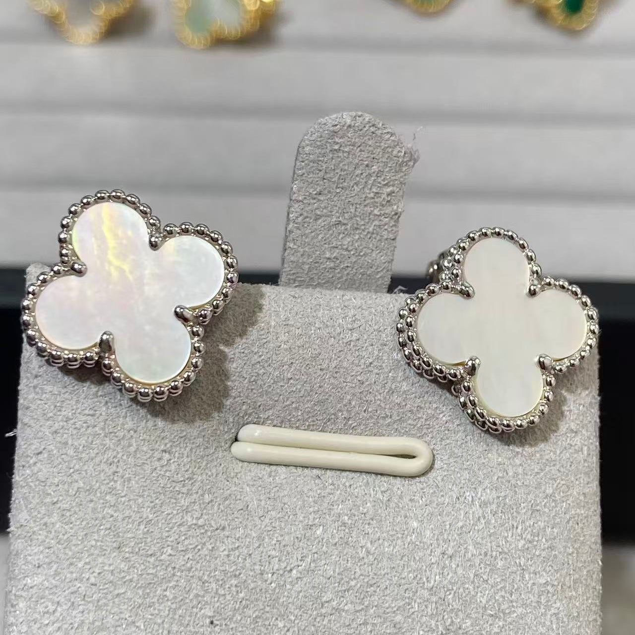 [グロージュエリー] クローバー ラージ (20mm) 1モチーフ ホワイトマザーオブパール スタッドピアス