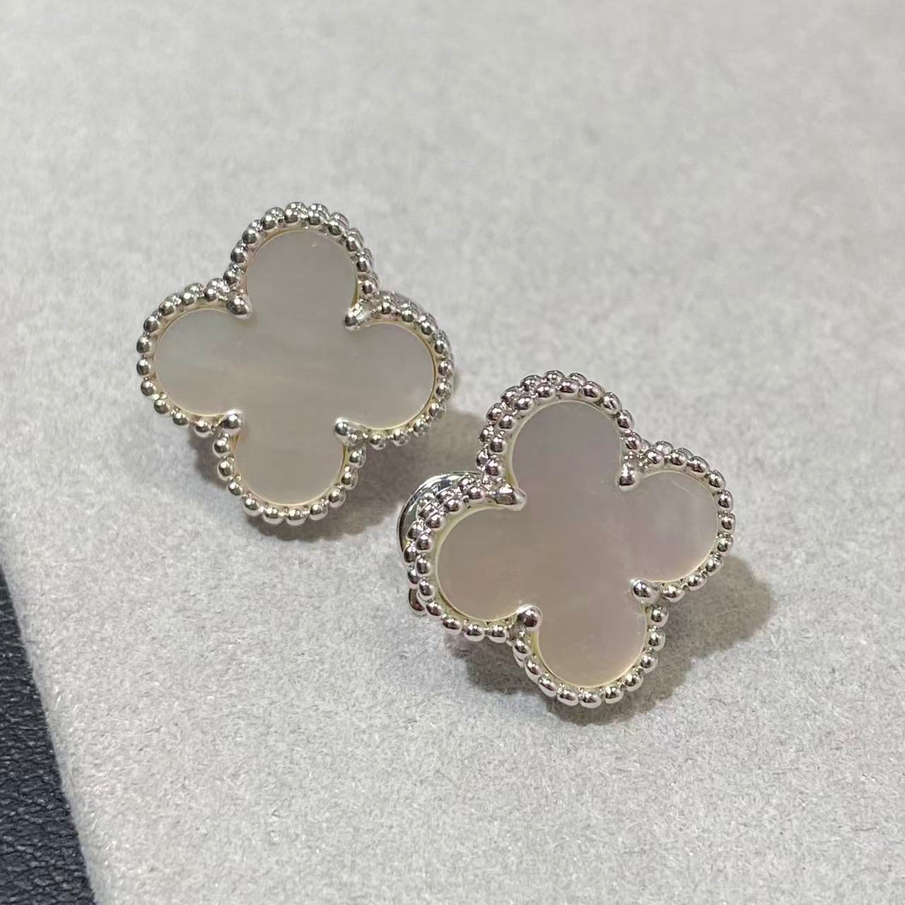 [グロージュエリー] クローバー ラージ (20mm) 1モチーフ ホワイトマザーオブパール スタッドピアス