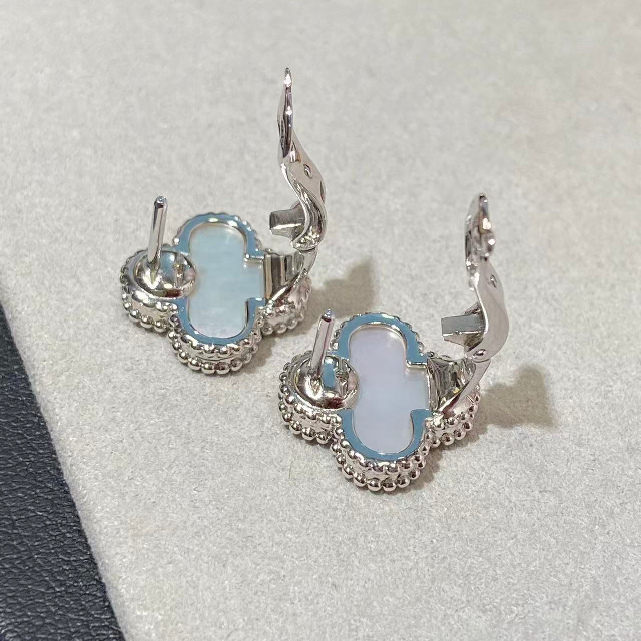 [グロージュエリー] クローバー ラージ (20mm) 1モチーフ ホワイトマザーオブパール スタッドピアス
