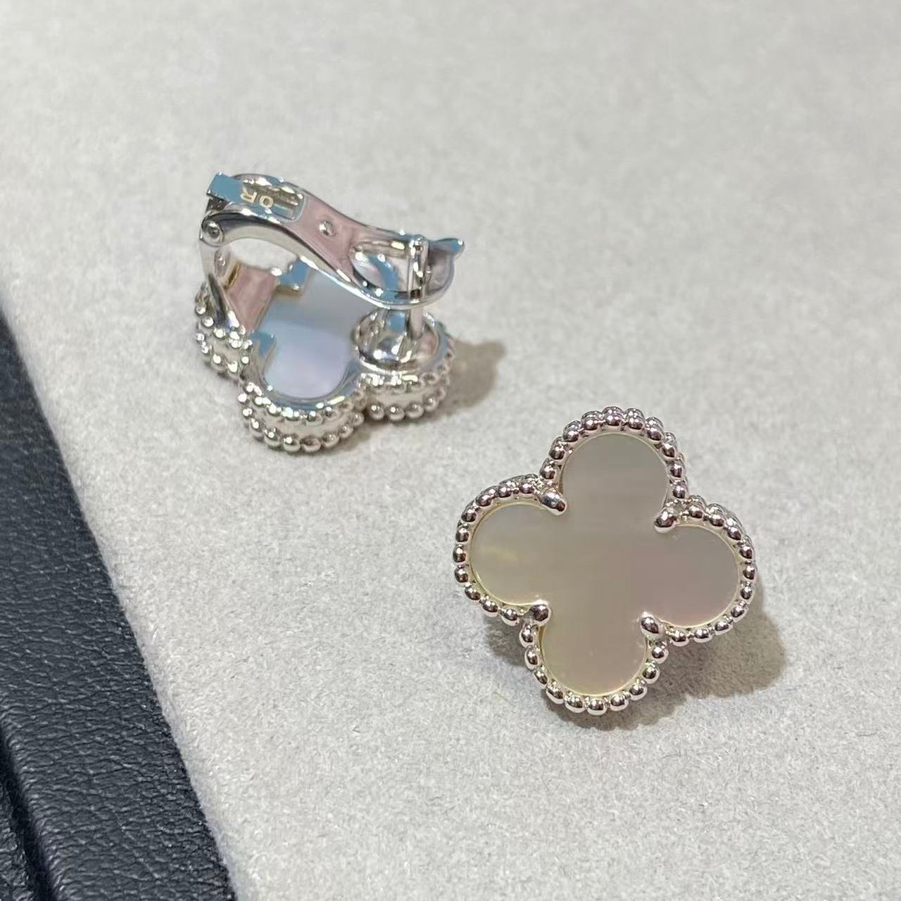 [グロージュエリー] クローバー ラージ (20mm) 1モチーフ ホワイトマザーオブパール スタッドピアス
