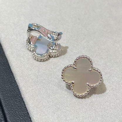 [グロージュエリー] クローバー ラージ (20mm) 1モチーフ ホワイトマザーオブパール スタッドピアス