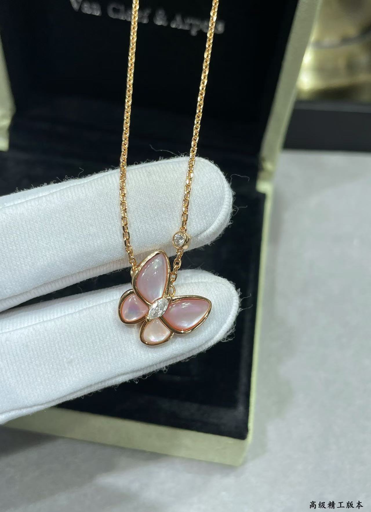 [Glow Jewelry]BUTTERFLY PINK MOTHER-OF-PEARL DIAMOND NECKLACE