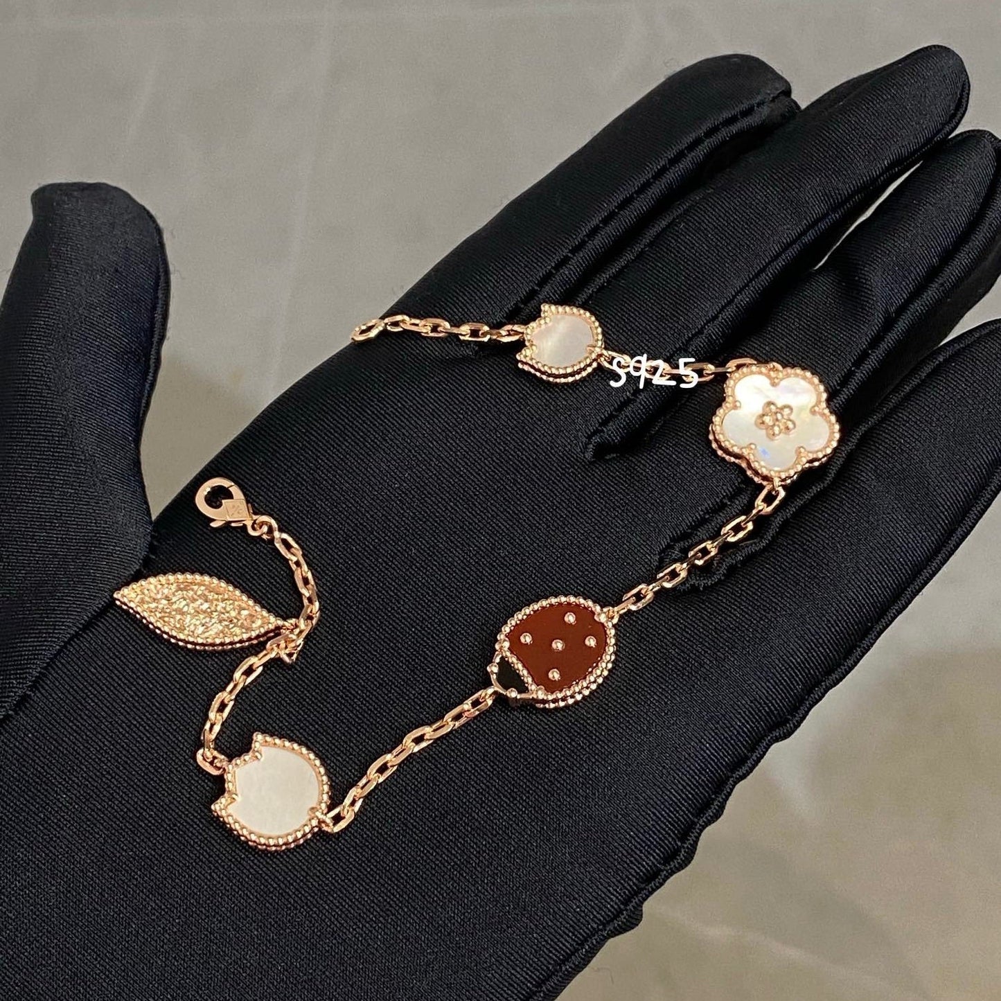 ¡®Glow Jewelry¡¯LUCKY SPRING 5 MOTIF BRACELET