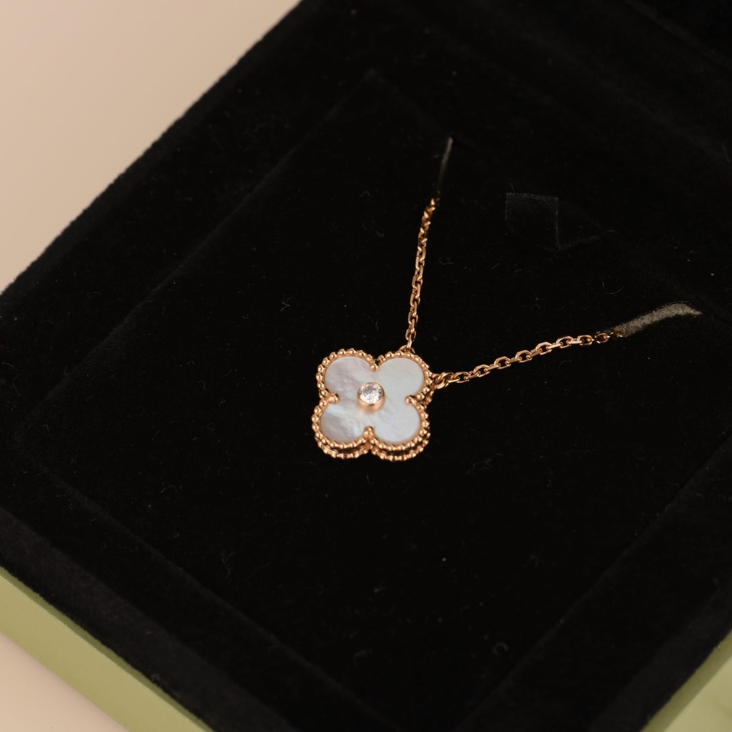 [Glow Jewelry]CLOVER 15MM DIAMOND WHITE FRITILLARIA NECKLACE