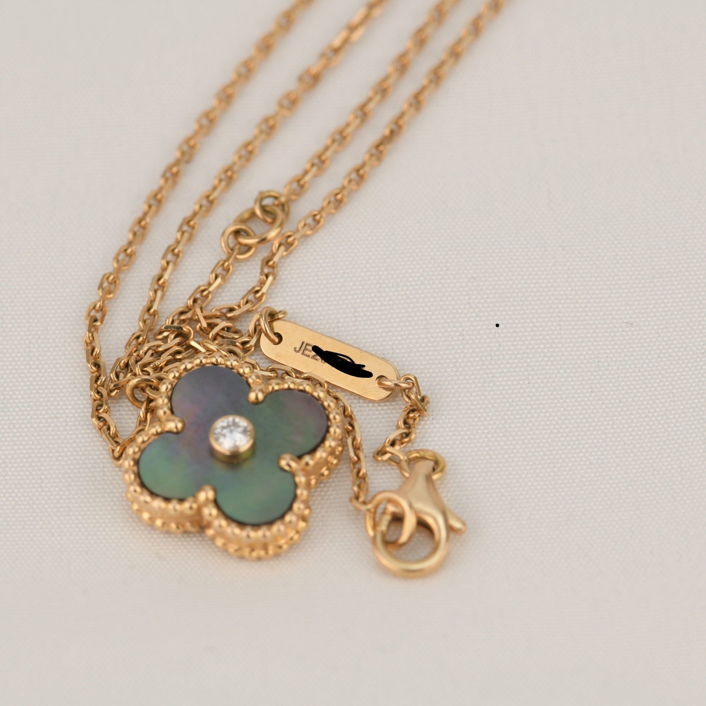 [Glow Jewelry]CLOVER 15MM DIAMOND AND MOTHER-OF-GREY NECKLACE