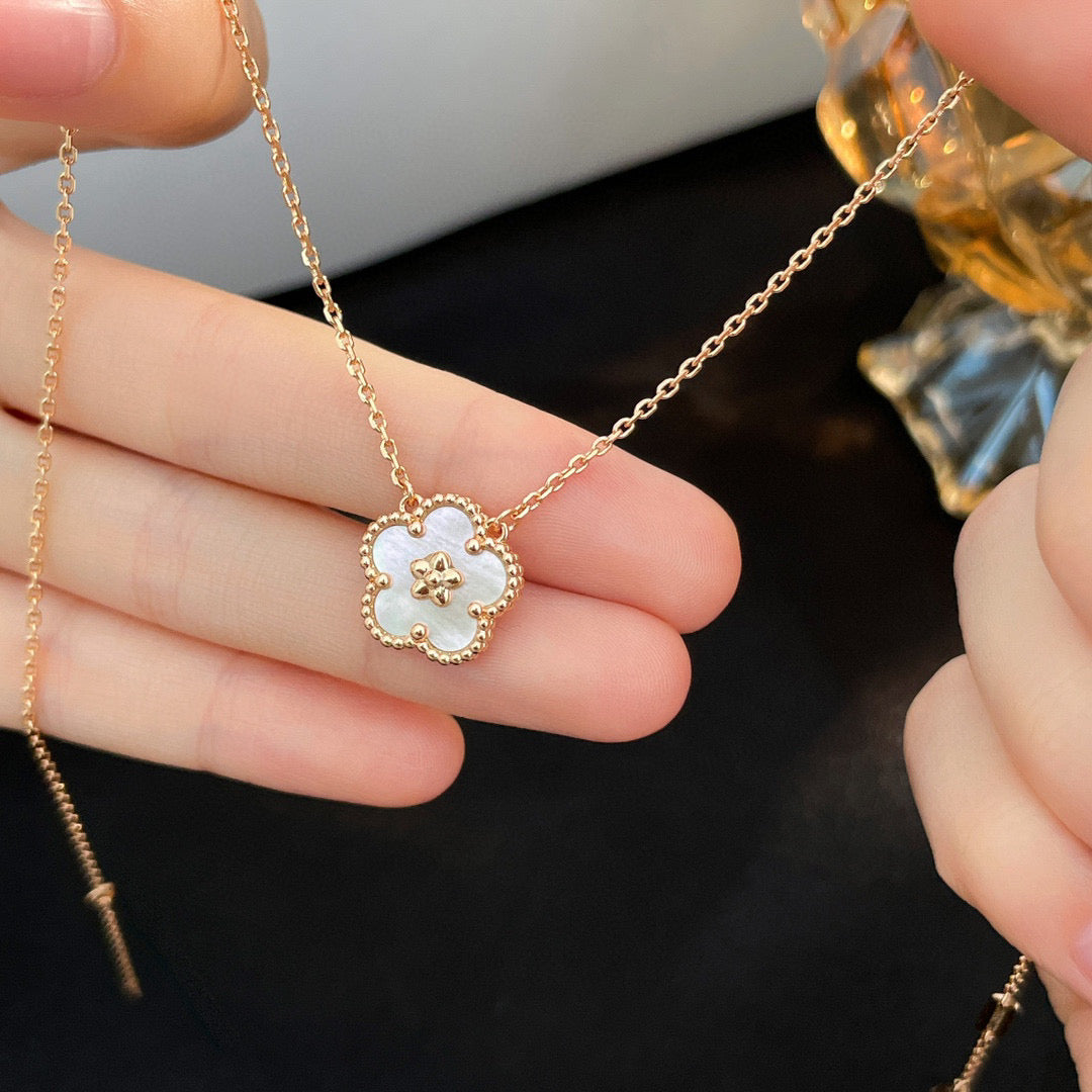 ¡®Glow Jewelry¡¯LUCKY  WHITE MOP  PLUM BLOSSOM NECKLACE