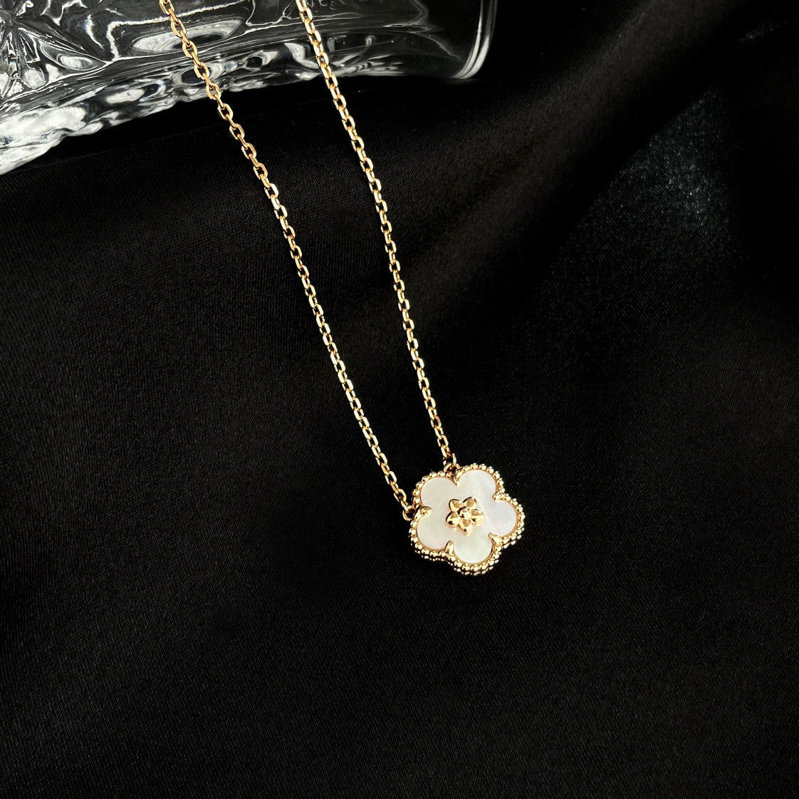 [Glow Jewelry]LUCKY  WHITE MOP  PLUM BLOSSOM NECKLACE