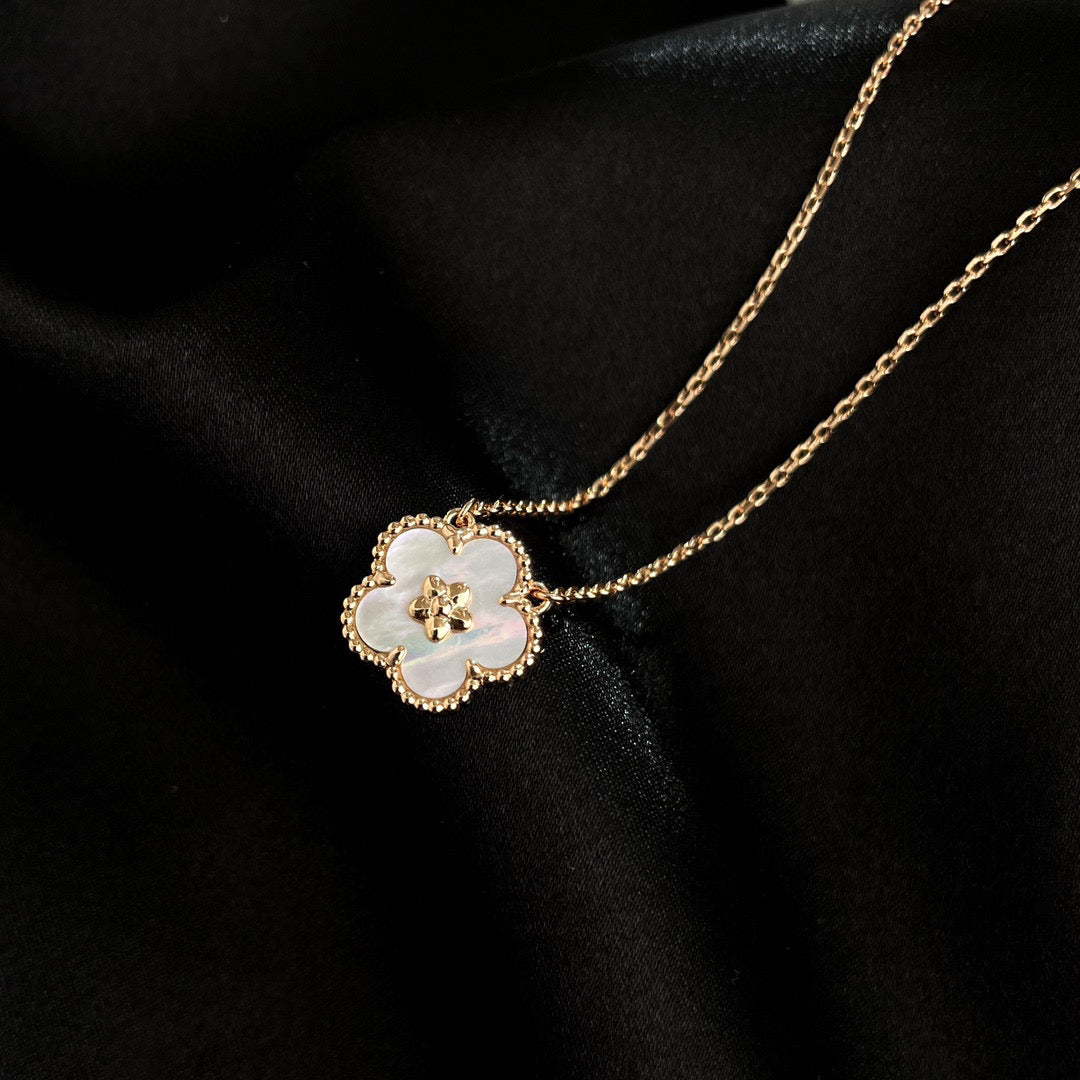 ¡®Glow Jewelry¡¯LUCKY  WHITE MOP  PLUM BLOSSOM NECKLACE