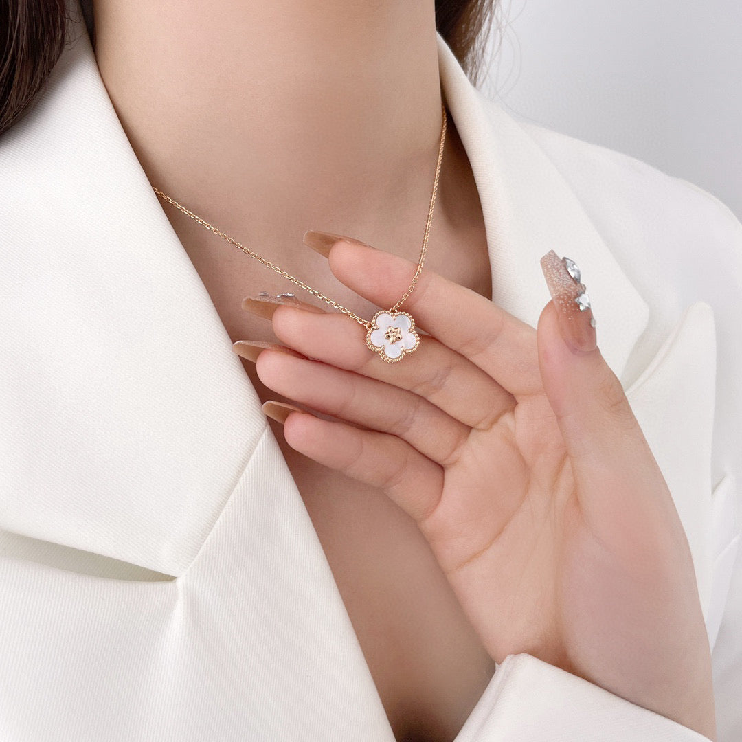 ¡®Glow Jewelry¡¯LUCKY  WHITE MOP  PLUM BLOSSOM NECKLACE