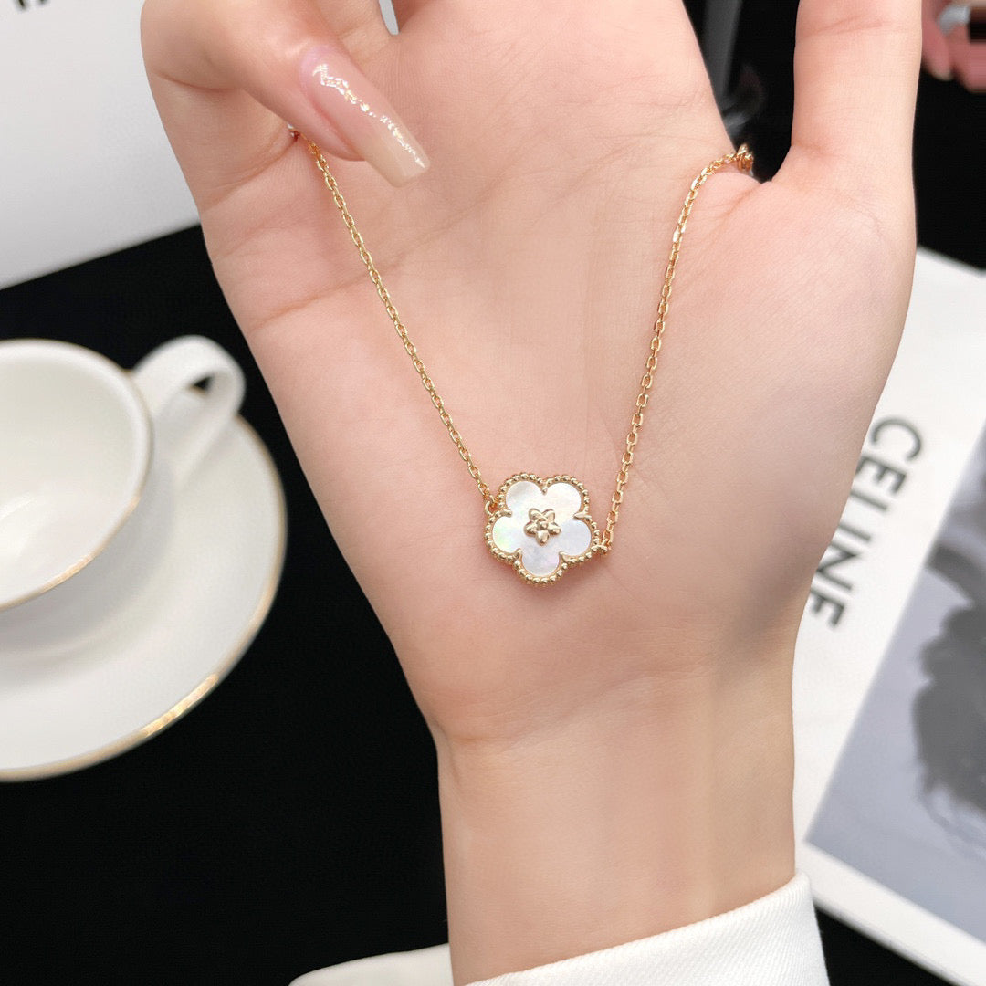 ¡®Glow Jewelry¡¯LUCKY  WHITE MOP  PLUM BLOSSOM NECKLACE