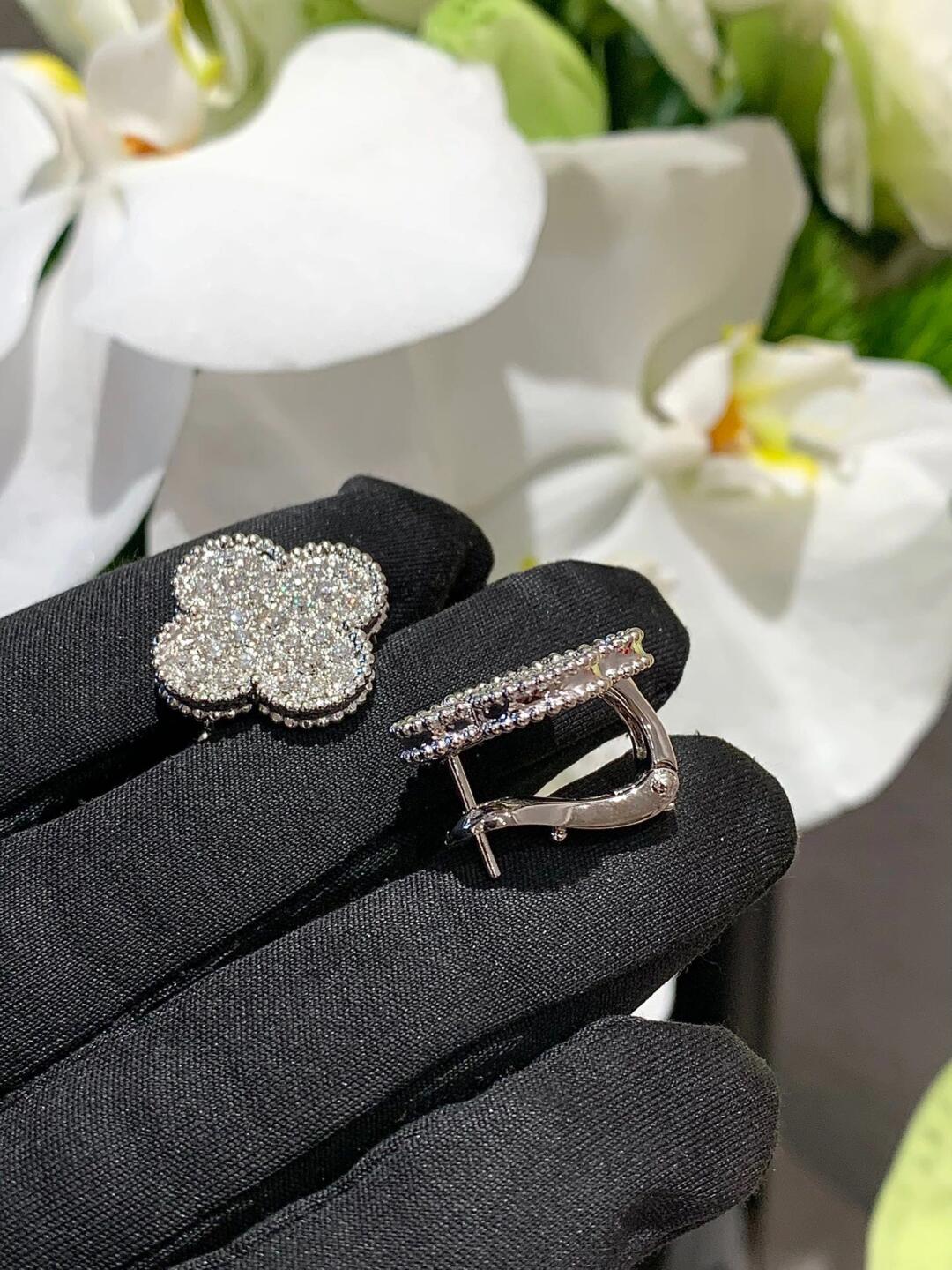 [Glow Jewelry] CLOVER 20MM MOTIFS DIAMOND STUD EARRINGS SILVER