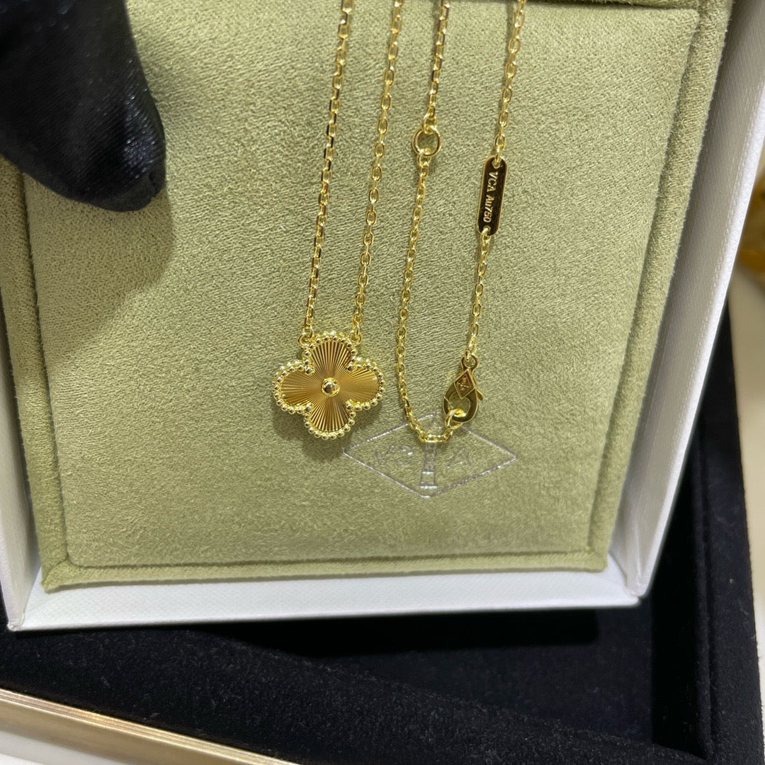 ¡®Glow Jewelry¡¯CLOVER 15MM LASER NECKLACE