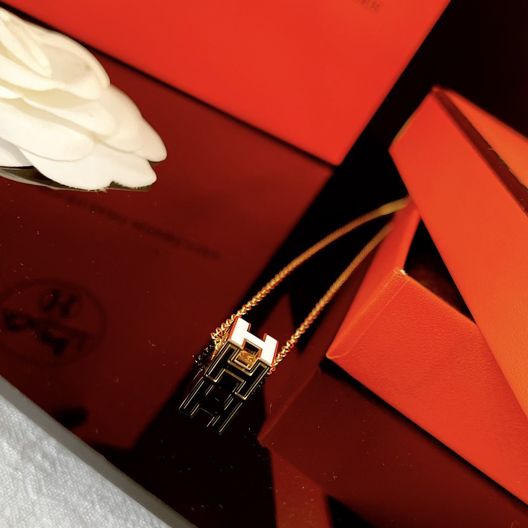 ¡®Glow Jewelry¡¯H WHITE SQUARE GOLD NECKLACE