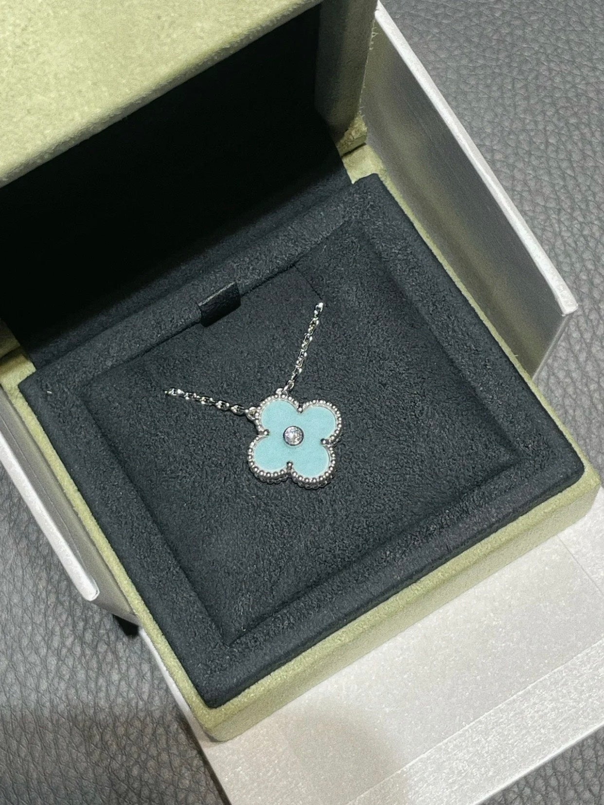 ¡®Glow Jewelry¡¯CLOVER 1 DIAMOND LIGHT BLUE SILVER NECKLACE