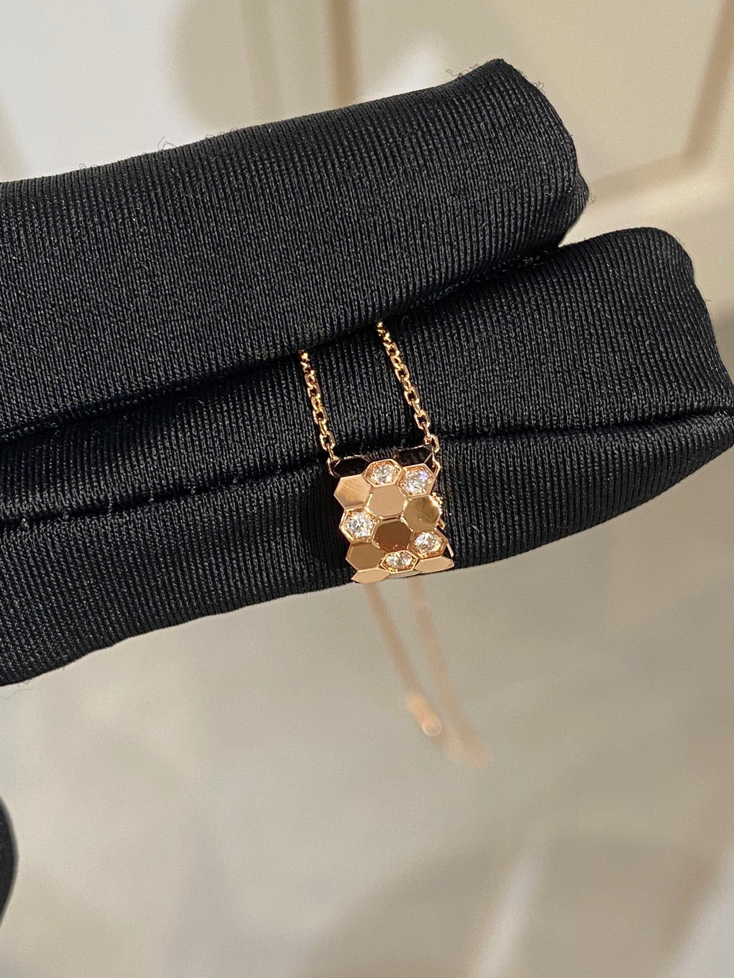 ¡®Glow Jewelry¡¯BEE LOVE DIAMOND NECKLACE