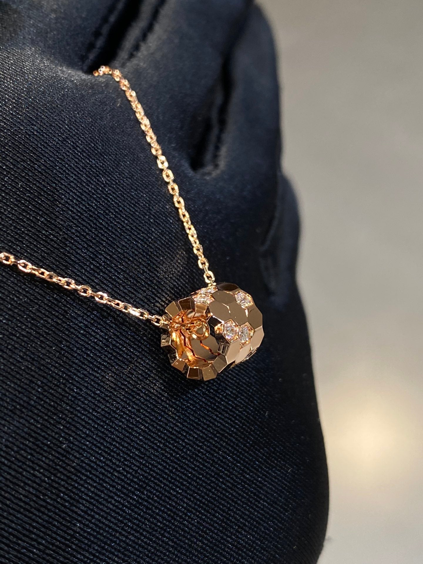 ¡®Glow Jewelry¡¯BEE LOVE DIAMOND NECKLACE