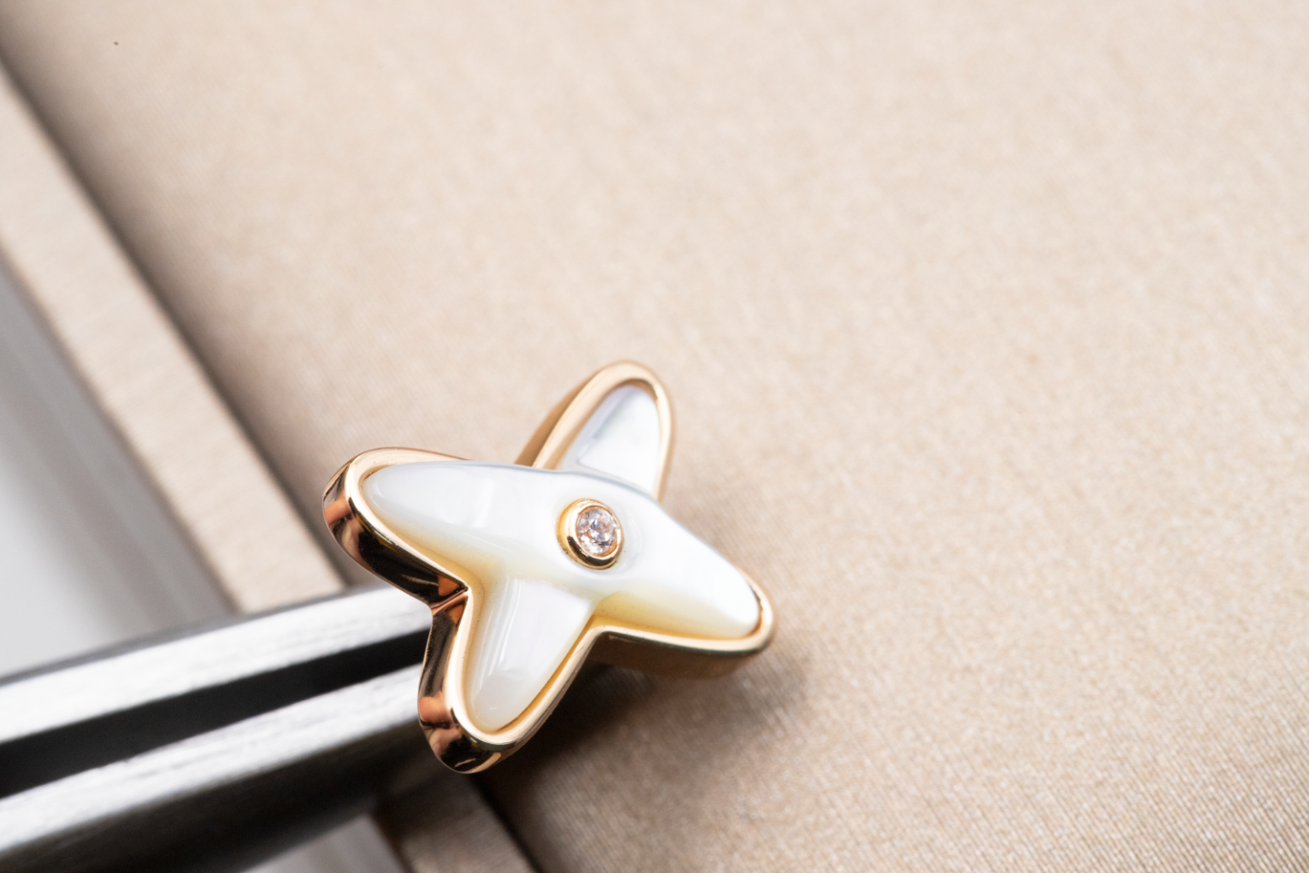 ¡®Glow Jewelry¡¯JEUX DE WHITE MOP PINK GOLD DIAMOND EARRINGS
