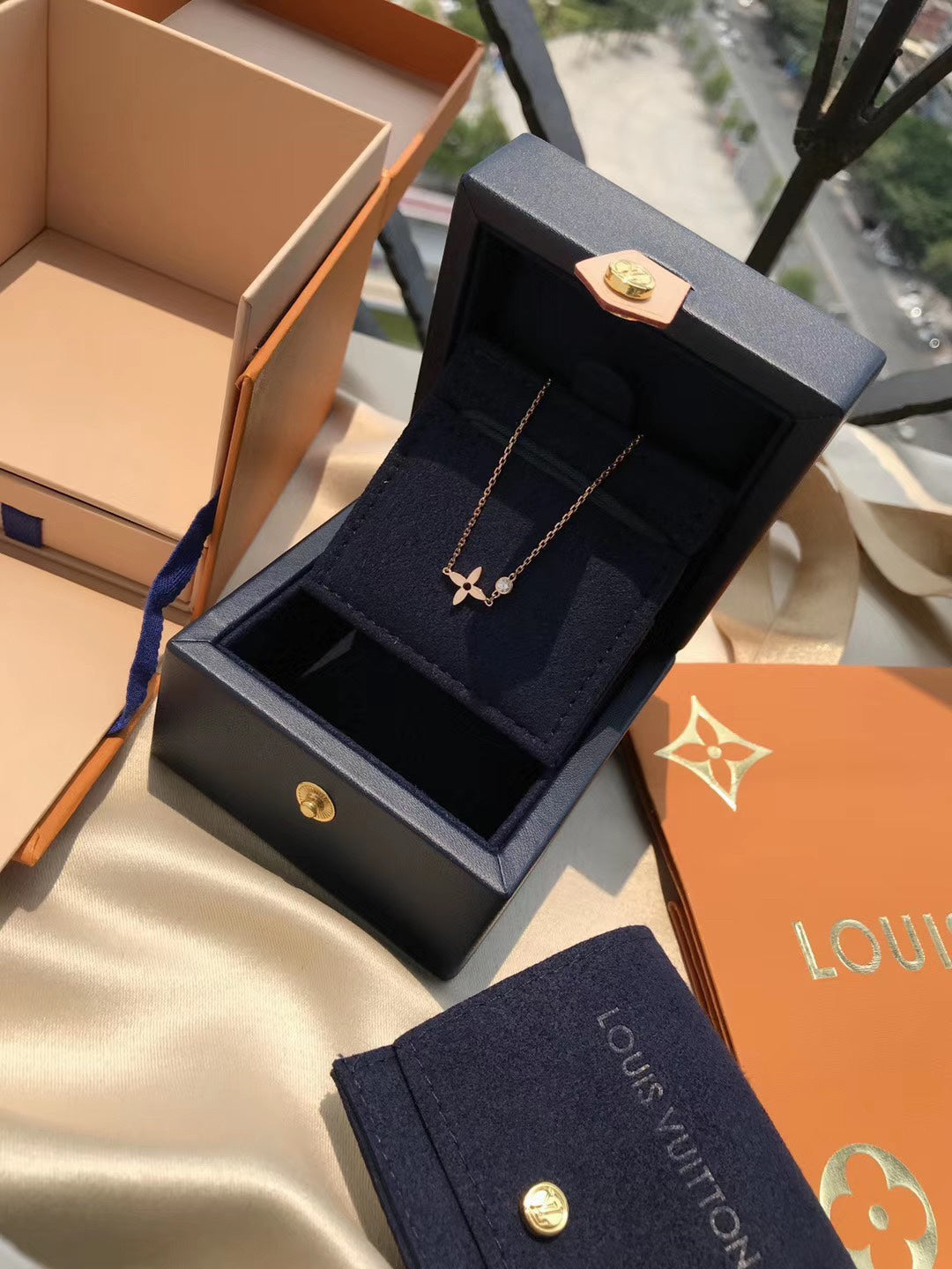 ¡®Glow Jewelry¡¯BLOSSOM PENDANT PINK GOLD AND DIAMOND