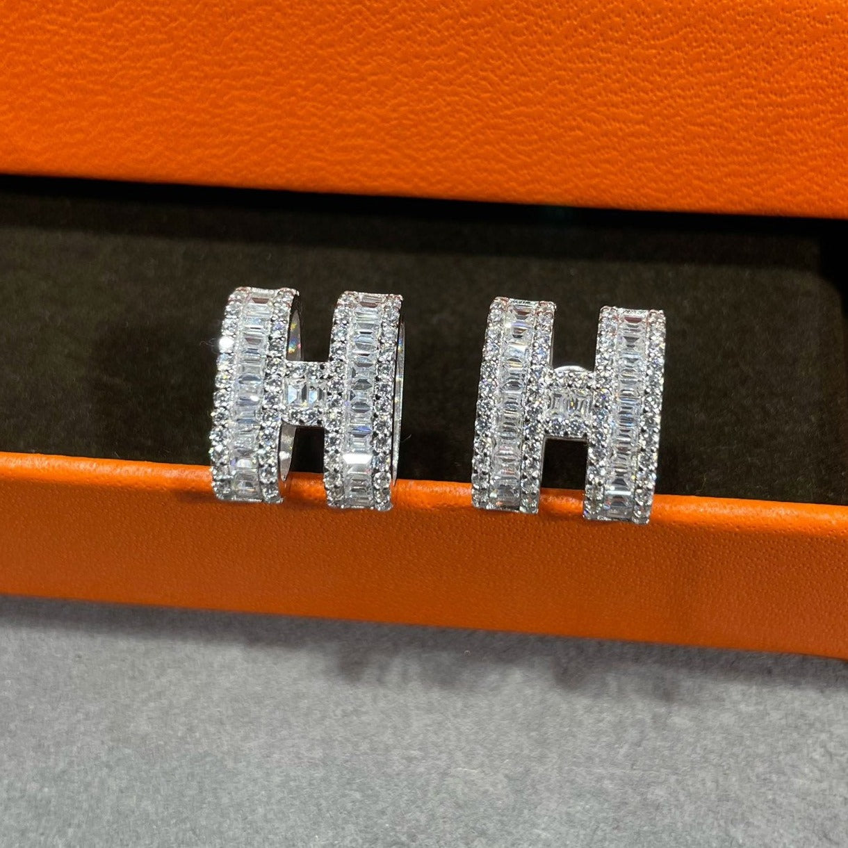 ¡®Glow Jewelry¡¯H STUD EARRINGS WITH SILVER DIAMONDS