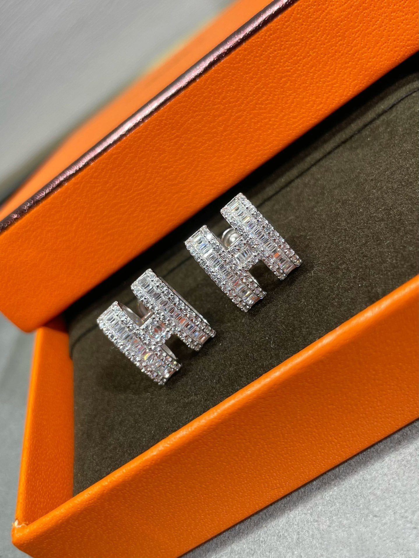 ¡®Glow Jewelry¡¯H STUD EARRINGS WITH SILVER DIAMONDS
